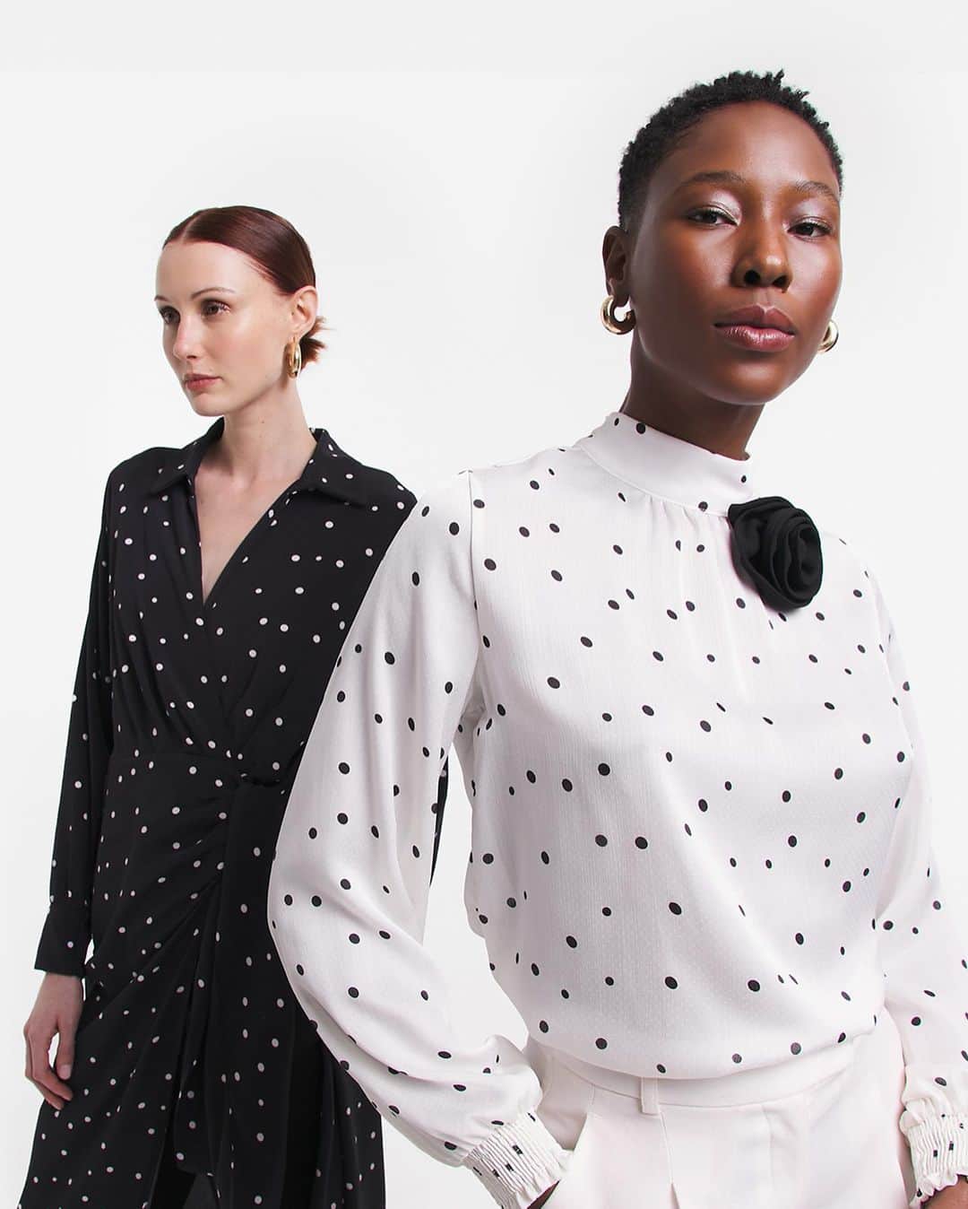 ロジャス・レナーのインスタグラム：「A estampa que nunca sai de moda. 🖤🤍 Popularizado nos anos 50, o poá ganhou diferentes variações de cores, entre elas o P&B, que está super em alta e combina com produções mais clássicas, trazendo um ar retrô aos visuais. Saiba como apostar nesse hit atemporal e compre suas peças favoritas. #EstampaPoá #ModaFeminina #LookPoá #LookVintage #LookRetrô #LookPretoeBranco ​  vestido midi 835846936 | blusa em crepe 857446853 | calça pantalona 738045037」