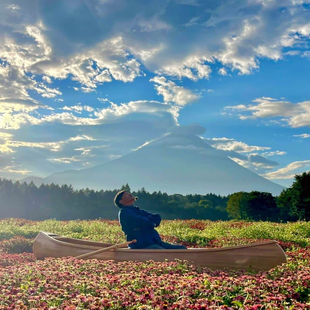 依田司のインスタグラム：「9月27日（水） 富士山の春の風物詩【富士芝桜まつり】でお馴染みの富士本栖湖リゾートでは、現在、今年で２回目となる【虹の花まつり】が開催中。 イエロー、レッド、ピンク、オレンジといった様々なカラーのジニアと、黄橙色の花に芯のグリーンのコントラストが美しいルドベキア プレーリーサンなど、１５品種の花々が色彩豊かに富士の麓を彩っています。写真映えスポットやワンハンドフードも充実。お隣には、ピーターラビットのイングリッシュガーデンもあります。 10月15日（日）まで。  #富士本栖湖リゾート #Righton #ライトオン #依田さん #依田司 #お天気検定 #テレビ朝日 #グッドモーニング #気象予報士 #お天気キャスター #森林インストラクター #グリーンセイバーアドバンス #プロジェクトワイルド #IPCC伝導者 #japan #japantrip #japantravel #unknownjapan #japanAdventure #japanlife #lifeinjapan #instagramjapan #instajapan #療癒 #ilovejapan #weather #weathercaster #weatherforecast」