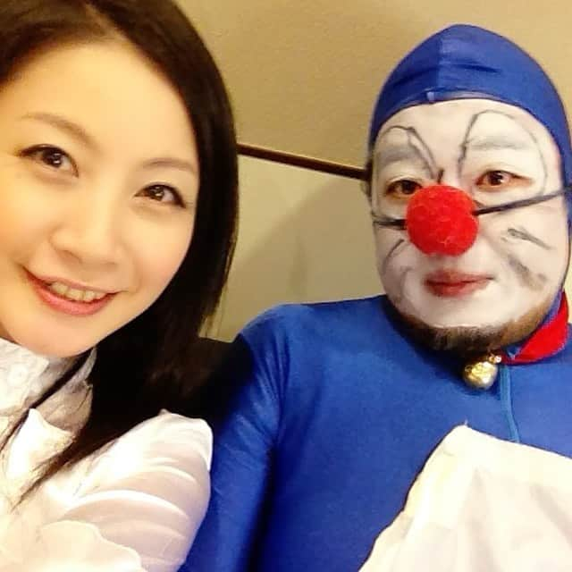 美郷あきさんのインスタグラム写真 - (美郷あきInstagram)「素敵な送別会✨ 大変大変お世話になりました桑垣さんの送別会へ参加させていただきました。 たくさんの方々が集まり桑垣さんのお人柄だなあと☺️ 桑垣さんはプロフェッショナルなスペシャルなマネージャーさんだと思っていて、色々な場面で、すごい！と感じることたくさんありました。  私は、2006年に事務所SOLID VOXへ所属させていただきそこからずっと… 相談にのっていただいたり助けてもらったり支えてもらったり食べたり飲んだり笑ったり…ライブ、イベント、ソリボ旅行など…思い出がたくさんありすぎます♪ いつかの事務所忘年会からの日高屋でお昼まで飲んだのも一生忘れられません。笑  勝手ながらいつの間にか家族のようで、この業界から離れられるのは少しさみしい気もしますが でもまたいつでもお会い出来るような気がしています。  桑垣さん、健康第一で素晴らしい人生をお送りください✨ 応援しています！ また飲んでやってください🤭  #送別会  #感謝の気持ち  #ありがとうございます  #素晴らしい人生を」9月27日 9時20分 - misatoaki