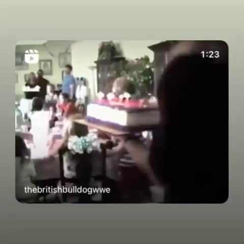 デイビーボーイ・スミス・ジュニアのインスタグラム：「A very Happy Birthday to my Sister @georgiajsmith 🥳🎂🎉 A nice tribute and Birthday throwback video here with ol’ Pops and the family 🇬🇧❤️🐶🍫🎂🎉 @thebritishbulldogwwe」