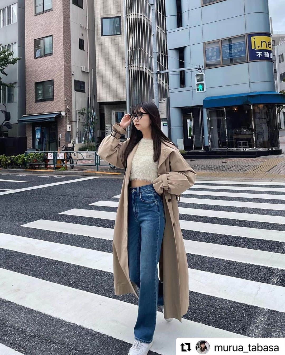 MURUAのインスタグラム：「・・・ 着用アイテムは商品タグ or TOPのURLからチェック ▶︎▶︎ @murua_by_staff  @murua_tabasa (170cm) . 今週もお疲れ様でした🤍  トレンチ×デニムって最強だよね 久しぶりに伊達メガネかけたよ🤓 . .  #murua #murua_snap #ootd #ootdfashion #coordinate #fashion #murua2023aw」