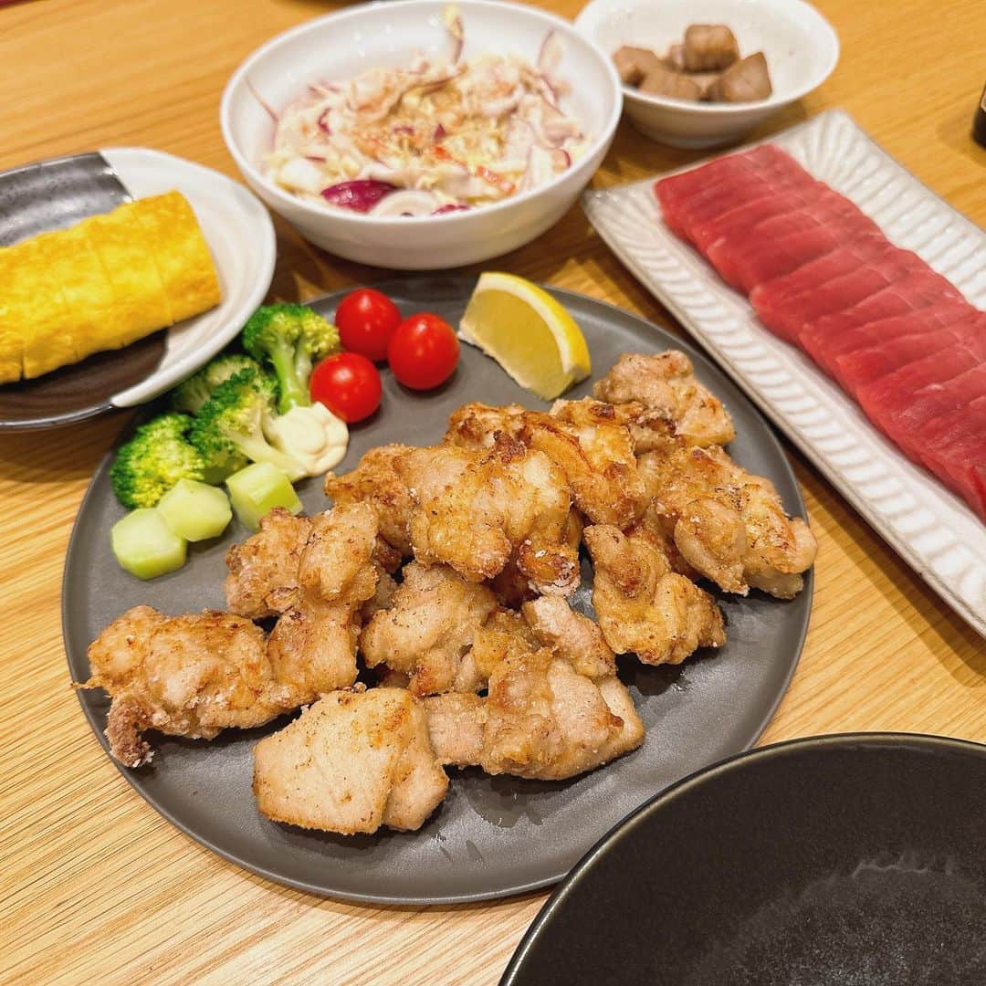 石川梨華のインスタグラム：「夜ごはん😋  みんな大好き塩麹唐揚げ だし巻き卵 白菜とカニカマのマヨぽんサラダ 佐々木さんの釣ったマグロ🐟 大人はお刺身で子供は照り焼きステーキにしてみた！ とっても美味しかったです✨ いつもお裾分けありがとうございます🤲 @sasakikazuhiro.22   #石川梨華 #モーニング娘og #リアル梨華 #二児の母 #年子やんちゃボーイズ #夜ごはん #チャーミークッキング」