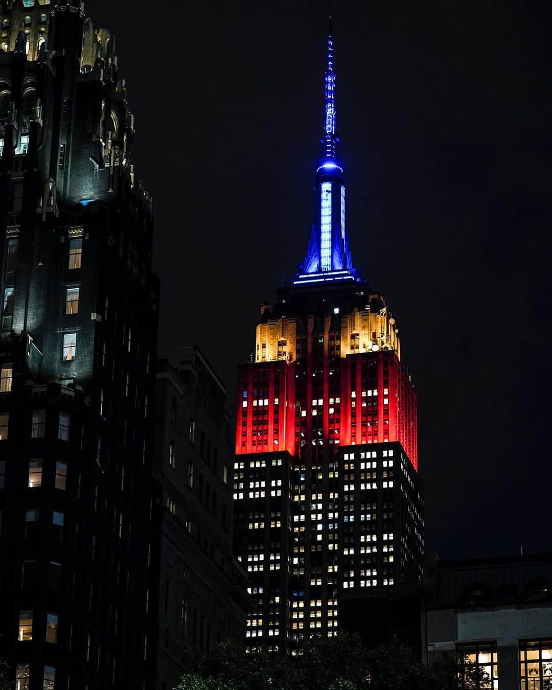 Empire State Buildingのインスタグラム：「Lighting our torch in red, yellow, and blue in Celebration of @survivorcbs’ 45th Season. #Survivor」