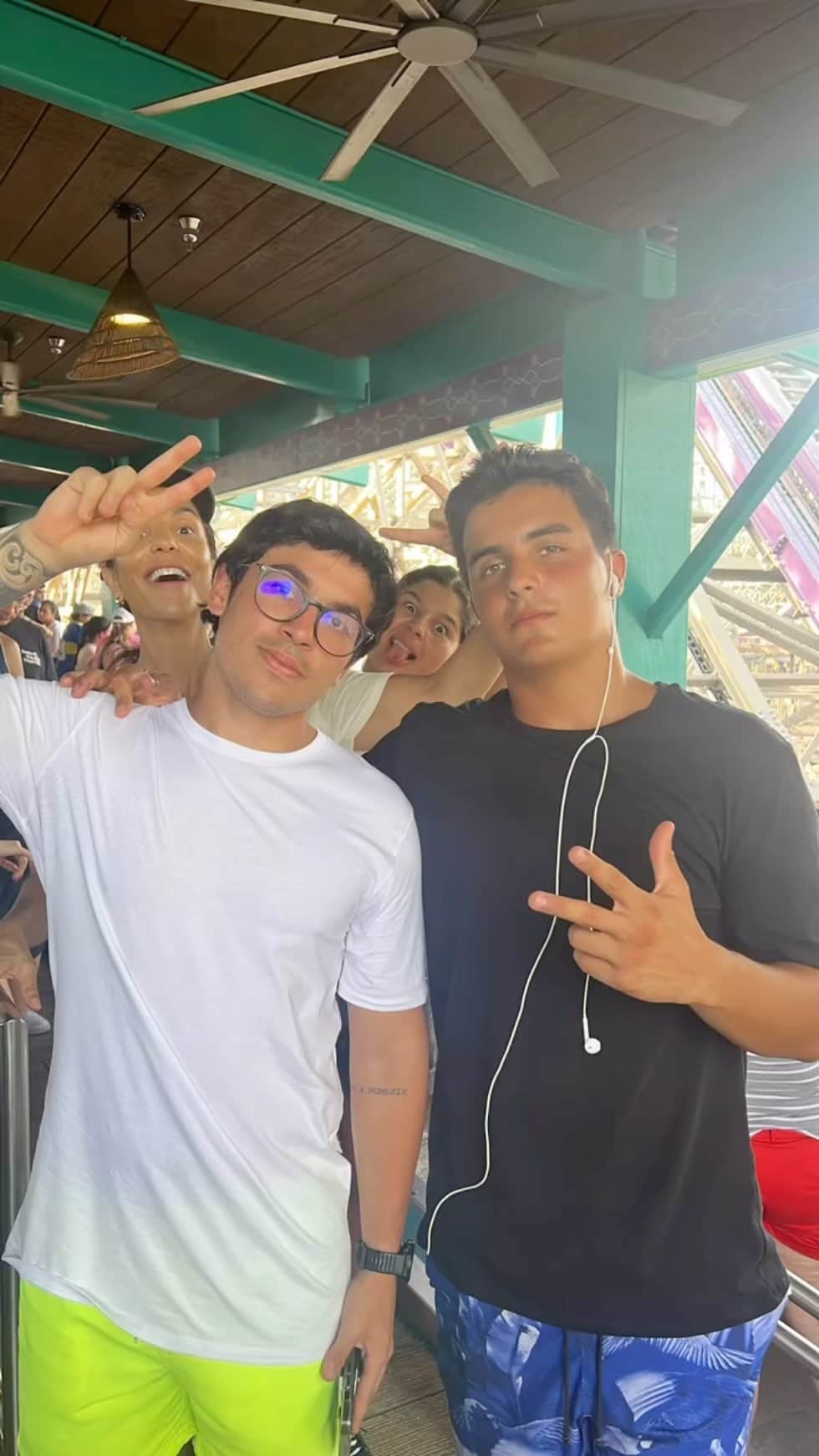 イヴェッチ・サンガロのインスタグラム：「O cara mais coração que conheço. Tenho a sorte de ser a sua madrinha, sentir me um pouco sua mãe, embora eu seja em tudo dentro de mim. @bento_sangalo vc é amado numa escala gigantesca,porque tudo que vc entrega é doçura alegria e tudo que for bom. Te amo meu filho! Desejo que a vida seja sempre incrível é que vc tenha saúde e muita proteção. Seus primos te amam infinito . Viva esse cara tão especial!!!」