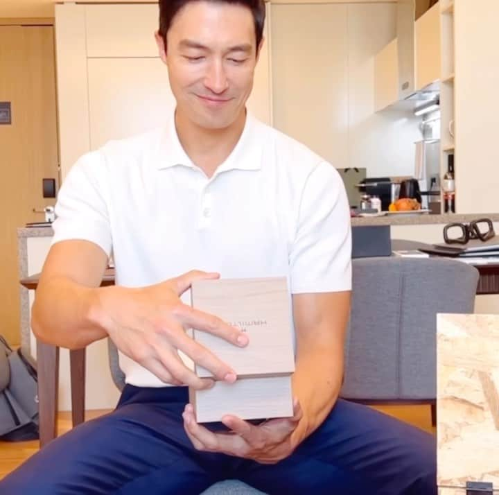 ダニエル・ヘニーのインスタグラム：「Unboxing the new Khaki Field Expedition with @hamiltonwatch  #해밀턴카키필드익스페디션 #해밀턴카키필드 #해밀턴코리아 #해밀턴워치 #해밀턴시계 #해밀턴 #hamiltonkhakifieldexpedition #hamiltonwatch」