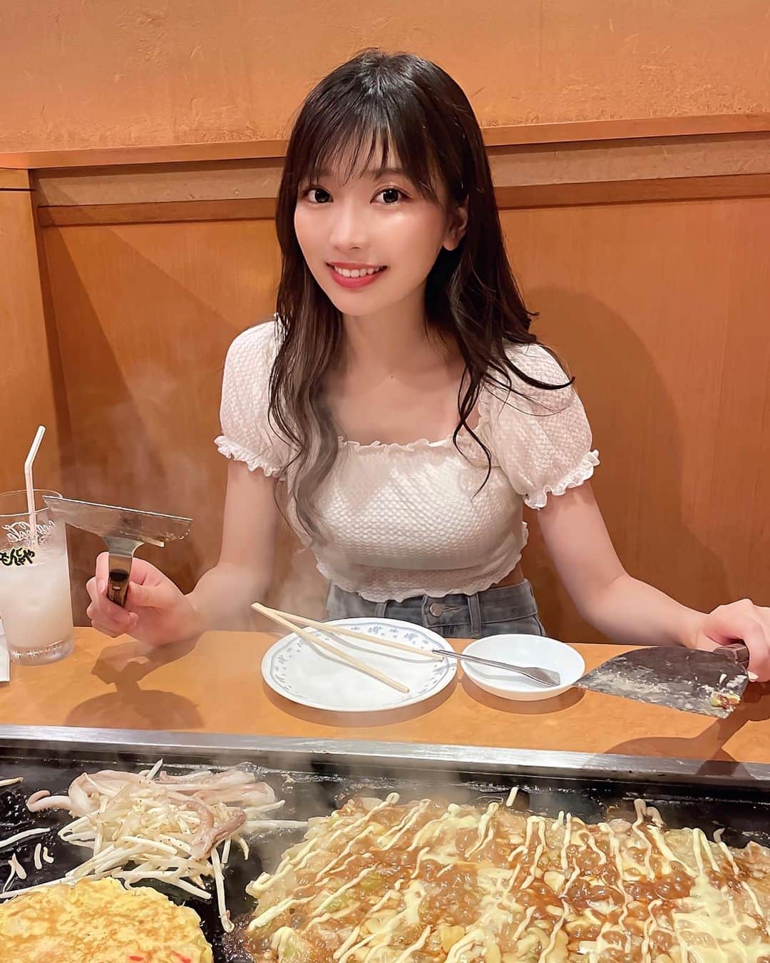 のインスタグラム：「おはよう！🍚 お仕事終わりに久しぶりにお好み焼きともんじゃ☺️ . 明太チーズもちは絶対頼んじゃうなぁ たまに無性に食べたくなる(｡-_-｡) . あっ 今日の夜、良いお知らせあります💬🎀 . . . #お好み焼き #もんじゃ #食いしん坊  #いっぱい食べる君が好き ？ #foodlover」