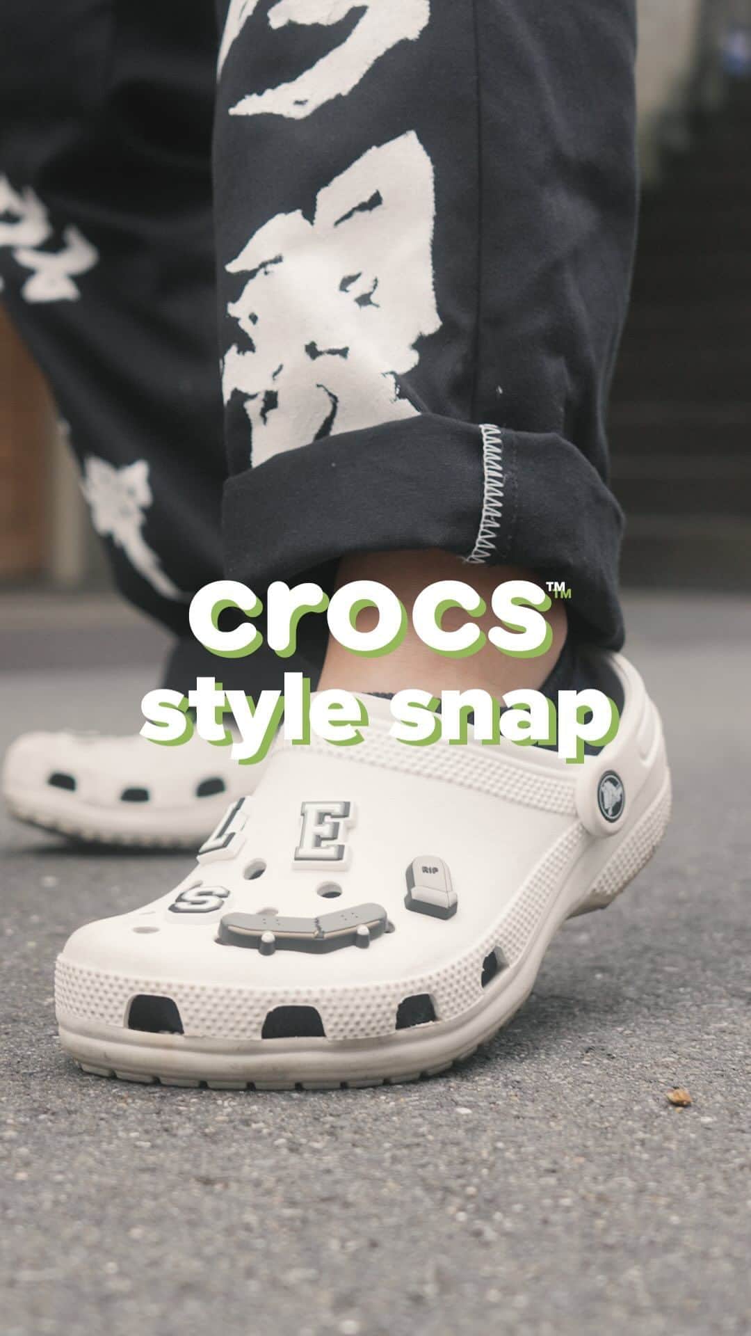 クロックス（crocs）のインスタグラム：「クロックス ✖︎ ストリートコーデ  ストリートなファッションで 自分らしさを表現しよう🎱🏁   #クロックス #ジビッツ #ストリートスナップ #tokyostreetsnap #crocsstylesnap」