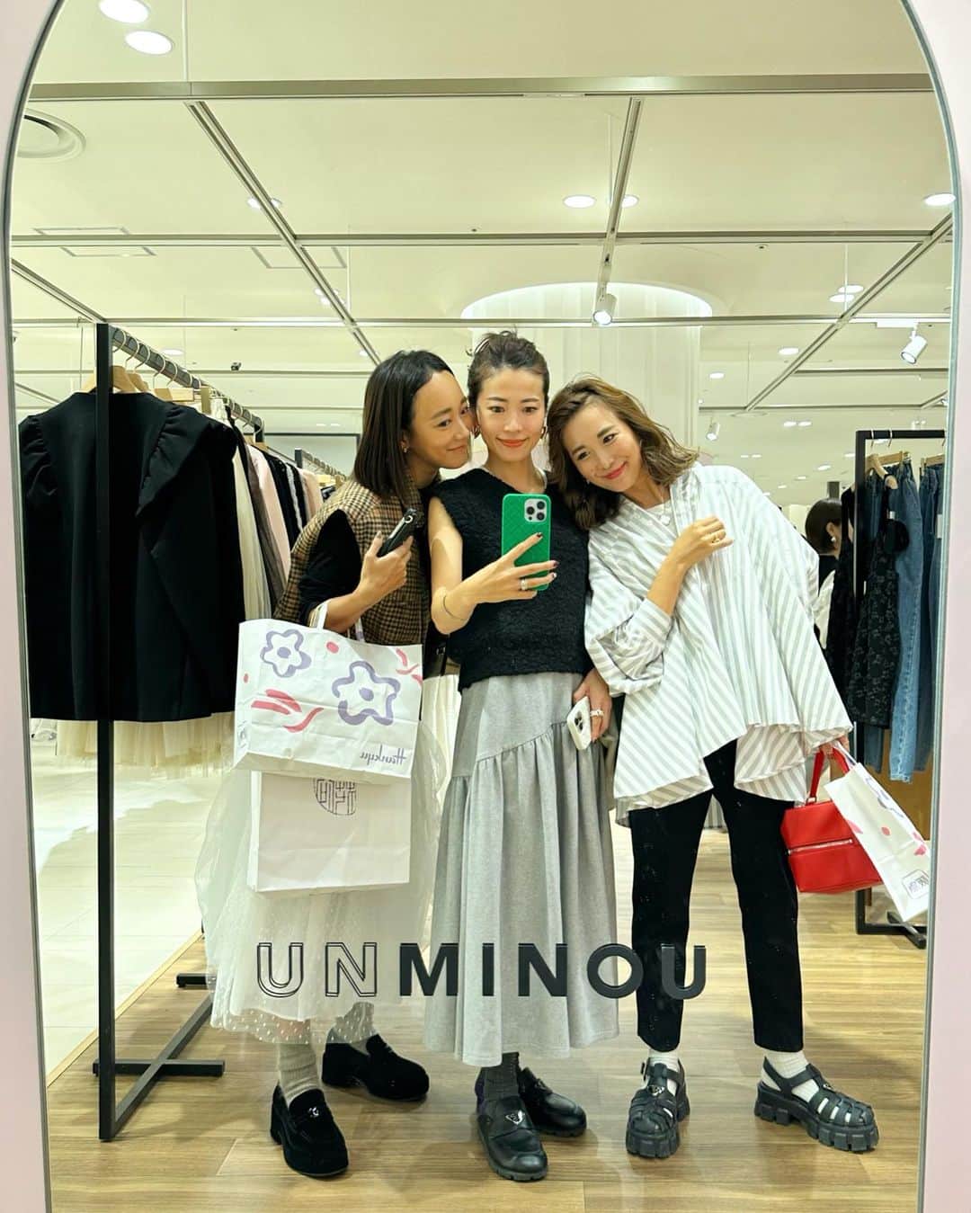 Mai Wakimizuのインスタグラム：「昨日は梅阪のopen前からスタンバイして集合！夜にお家で集まることは多いけど、日中に外で会えるのが久しぶり過ぎて3人とも驚きのテンションだった。笑 会った1秒後から全員が一気に喋るからうるさいし騒がしいしで汗だく。笑 話はコロコロ変わるし最後は急に走って帰り出すし、自由すぎるこの感じが楽すぎて、もう全部が大好き！笑 行きたいpopupにも行けて皆でやいのやいのお買い物も楽しめた♡私のパワーチャージな親友達です＼(^o^)／ #mamalife」
