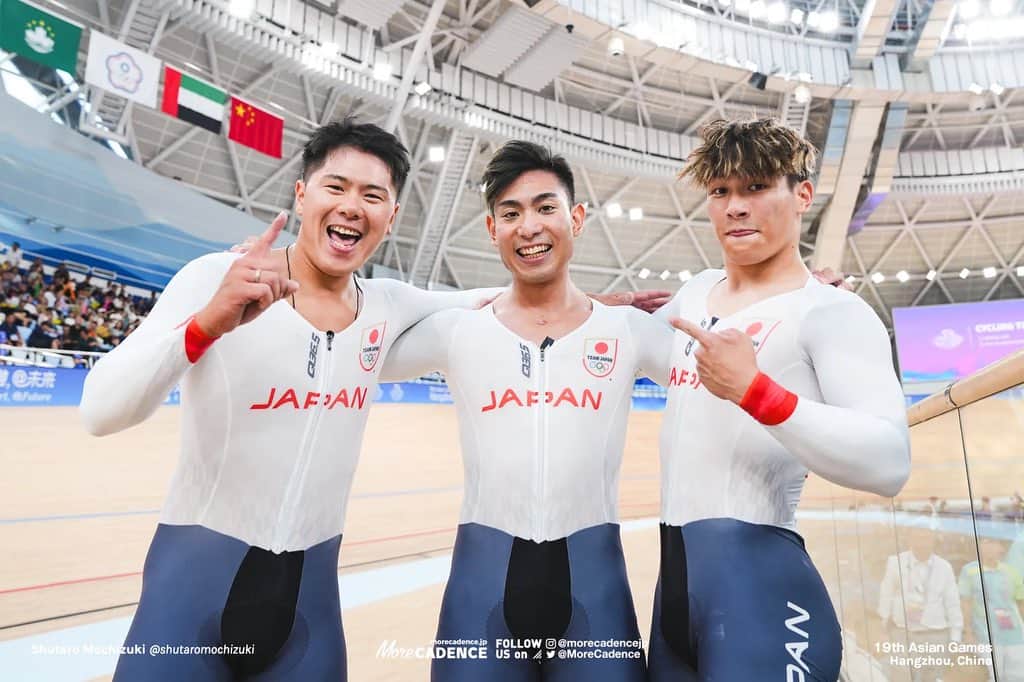 長迫吉拓のインスタグラム：「GOLD medal with this team! And there is more people behind this photos. Thanks a lot! このチームでアジア大会金メダル！とても嬉しいです。小原の残り半周125mで一気に逆転で優勝したレース内容が更に優勝の嬉しさを倍増してくれました。 一緒にチームを組んだ @kaiya_727 @yuuta8229 @shinji_nakano1999 ありがとう！ この大会にあたり @teamjapanjoc /  @japancyclingfederation / @hpcjc / 個人スポンサー各社、そして沢山の地元ボランティアのお陰で集中してレースに挑めました。 ありがとうございました！！  Photo by @morecadencejp / @shutaro_jp」