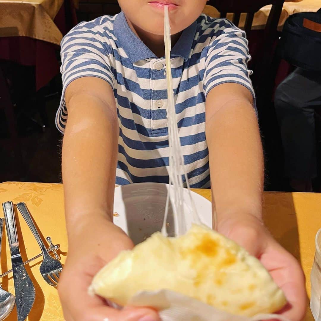 青木裕子さんのインスタグラム写真 - (青木裕子Instagram)「いつかの外食。 大きくてびっくりのドーサ。 カレー好きです。 　 #息子たちは辛いの苦手 #チーズが好き #ちなみに家族で一番よく行くのは回転寿司です」9月27日 10時08分 - yukoaoki_official