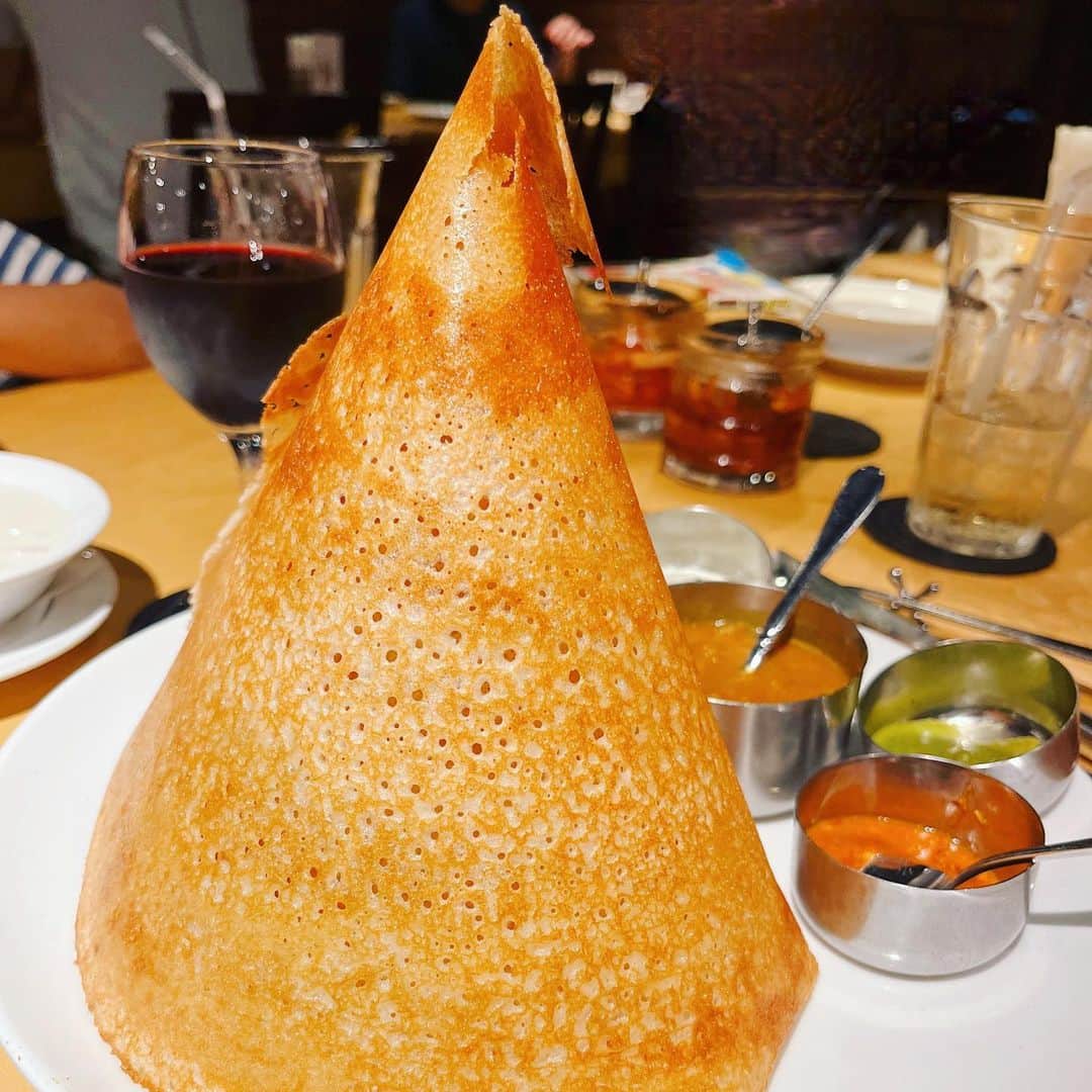 のインスタグラム：「いつかの外食。 大きくてびっくりのドーサ。 カレー好きです。 　 #息子たちは辛いの苦手 #チーズが好き #ちなみに家族で一番よく行くのは回転寿司です」