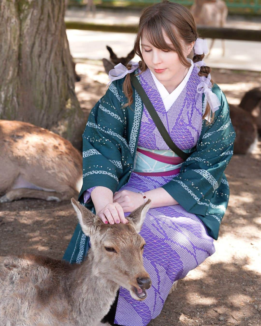 ジューン・ラブジョイさんのインスタグラム写真 - (ジューン・ラブジョイInstagram)「Hi there !💕✨⠀ Nara is such a relaxing and peaceful place, I recommend you take a walk there if you come to Japan !⠀ ⠀ 🍃📸 kyarolovejoy⠀ ⠀ #japan #tourisme #tourism #nara #deer #shika #temple #kimono #animals」9月27日 10時00分 - junelovejoyy