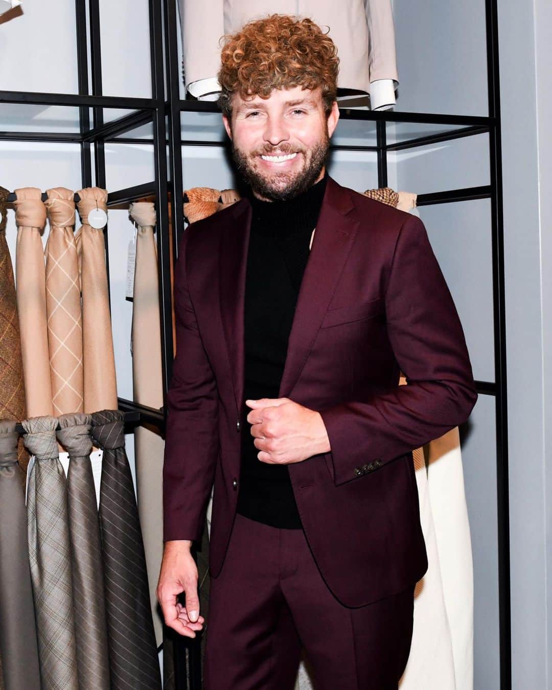 ティモウェイランドのインスタグラム：「🍂 Too fun launching @indochino FW23 🍁 w/ my gorg co-host @jillyhendrix 💦 @drinkbody @bodysocialclub @lj.pr #Indochino #MadeForYou #FW23 #Editorial #Menswear #Womenswear 📸 cred: @bfa @caraxco」