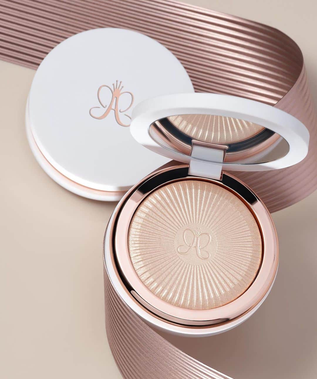 Anastasia Beverly Hillsのインスタグラム：「TWO WORDS: GLOW SEEKER ✨🥵 This all-skin tone flattering highlighter will be your newest obsession this holiday season! 💫 Coming soon to AnastasiaBeverlyHills.com!  #AnastasiaBeverlyHills」