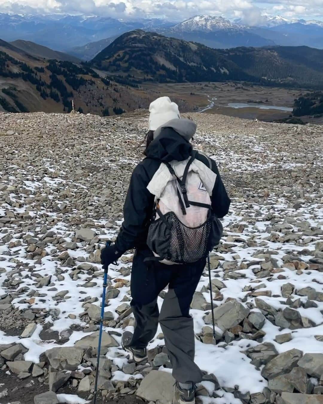 松島エミのインスタグラム：「Nature does it best✨  Thx for the 📹 @tempeiphotography   . .  #lake#lakelife#hiking#backpacking#mountainlovers#girlswhohike#optoutside#outdoorsy#naturelovers#adventure#roadtrip#canada#squamish#hikingadventures#neverstopexploring#alpinelake#arcteryx#hikemore#gorp#gorpcore#garibaldi#canadabc#explorebc」