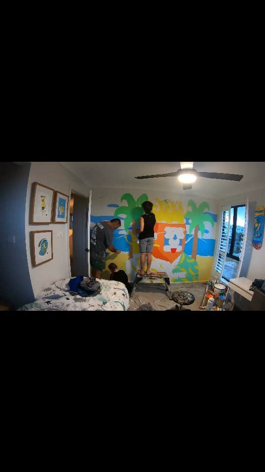 MULGAのインスタグラム：「Did a lil timelapse video action of the painting of this banana heavy @mulgakongznft mural  #mulgatheartist #mulgakongz #nft #cnft #art #artoftheday #artist #ArtisticExpressions #digitalart #surfart #summerart #gorillaart #gorilla」