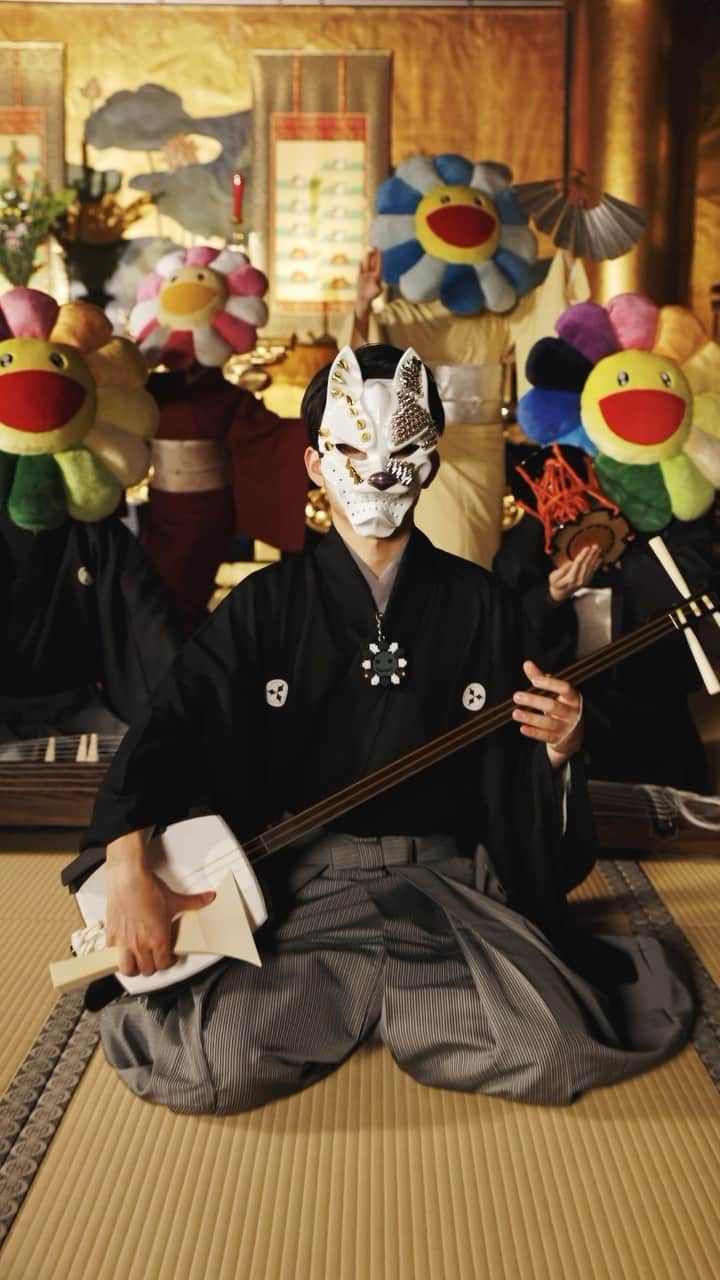 村上隆のインスタグラム：「Murakami Flowers × Wagakki "和楽器"  Cast Shamisen “三味線”：岡村秀太郎　@hidetaro_okamura Koto “箏”：細川喬弘　@hosokawa.okto  Tsuzumi “鼓”：望月 太左愛衛 Nichibu “日本舞踊” ：松本幸才 @kousa.m225 Nichibu “日本舞踊”：花柳昂美胡 @miupompom Rec&Mix：板垣颯之介 @itagaki_2002  Collaboration with @takahiro00koga  Special thanks @ken_ishigami @bowndjp」