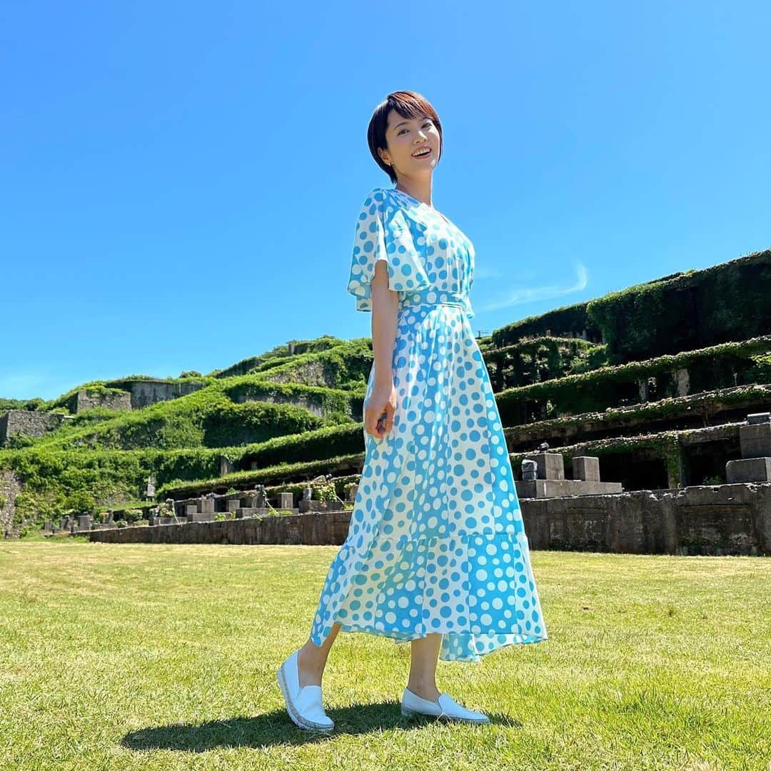 村井美樹さんのインスタグラム写真 - (村井美樹Instagram)「明日9/28(木) BS12 トゥエルビ 18:30～19:00 「NEXT TRIP #黄金KAIDO 」新潟編 の放送があります☺️  徳川家康ゆかりの金山をつなぐ歴史の道 黄金KAIDO（海道&街道）を葵の御紋帳を持って巡る旅。  旅も4回目。いよいよラストスパート！  新潟県の旅は、新潟屈指の名城 #高田城 からスタート🏯 三重櫓の展望室から上越の町と雄大な山々を堪能します。  鉄道発祥の町である直江津。#直江津D51レールパーク に寄り道🚂。日本に2両しかないという #おいらん車 （建築限界測定車）の内部も見学させていただきました✨  #佐渡汽船 のフェリー⛴️で  #佐渡 へ向かい、#たらい舟 体験🚣　#万畳敷 の海岸では、日本海に沈む素敵な夕日との出会いが…🌅  そして、旅の最後は #佐渡金山 を訪れ、中央四県を結ぶ黄金KAIDOの旅を締めくくります😊  ２日目の衣装は佐渡の海🌊をイメージしたブルーのドットワンピース  @wildlily_daikanyama です。  #旅こけし も #新山真由美工人 のブルーこけし  ぜひご覧ください！ #nexttrip #村井美樹」9月27日 10時16分 - miki_murai_