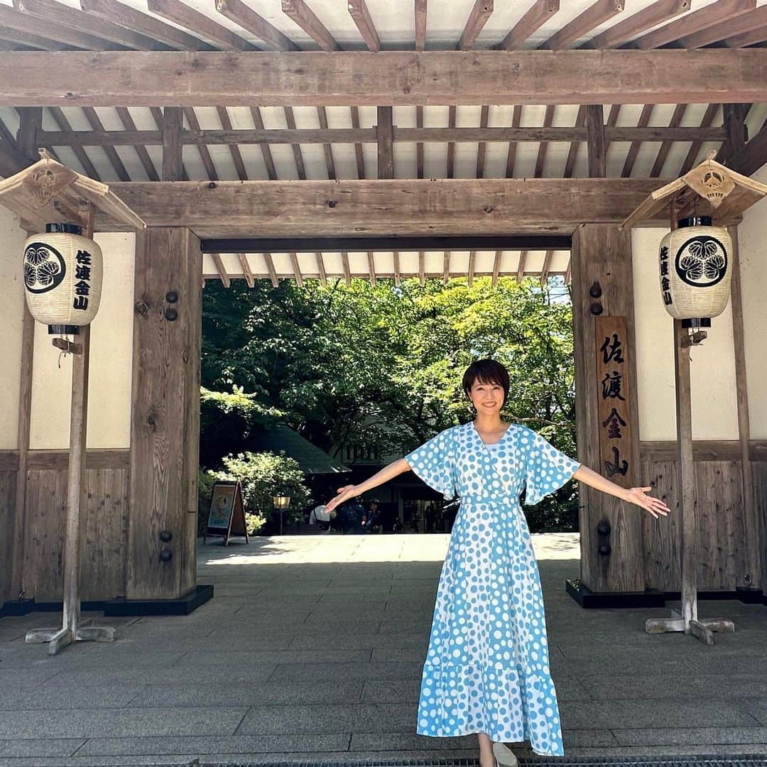 村井美樹さんのインスタグラム写真 - (村井美樹Instagram)「明日9/28(木) BS12 トゥエルビ 18:30～19:00 「NEXT TRIP #黄金KAIDO 」新潟編 の放送があります☺️  徳川家康ゆかりの金山をつなぐ歴史の道 黄金KAIDO（海道&街道）を葵の御紋帳を持って巡る旅。  旅も4回目。いよいよラストスパート！  新潟県の旅は、新潟屈指の名城 #高田城 からスタート🏯 三重櫓の展望室から上越の町と雄大な山々を堪能します。  鉄道発祥の町である直江津。#直江津D51レールパーク に寄り道🚂。日本に2両しかないという #おいらん車 （建築限界測定車）の内部も見学させていただきました✨  #佐渡汽船 のフェリー⛴️で  #佐渡 へ向かい、#たらい舟 体験🚣　#万畳敷 の海岸では、日本海に沈む素敵な夕日との出会いが…🌅  そして、旅の最後は #佐渡金山 を訪れ、中央四県を結ぶ黄金KAIDOの旅を締めくくります😊  ２日目の衣装は佐渡の海🌊をイメージしたブルーのドットワンピース  @wildlily_daikanyama です。  #旅こけし も #新山真由美工人 のブルーこけし  ぜひご覧ください！ #nexttrip #村井美樹」9月27日 10時16分 - miki_murai_