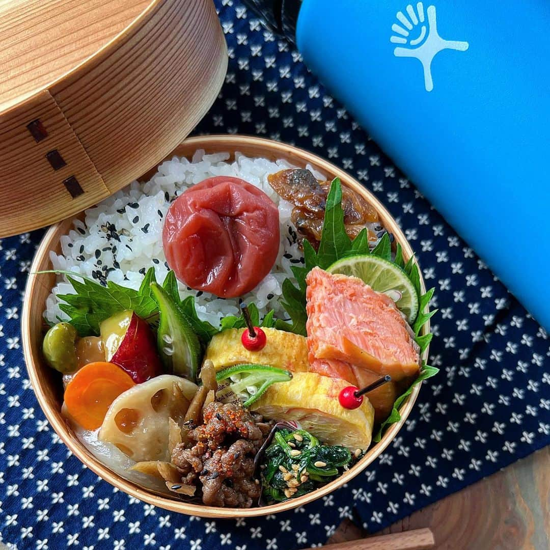 はらぺこのインスタグラム：「今日のお弁当🎶  ♪焼き鮭 ♪酢豚 ♪カニかま入りたまご焼き ♪牛ごぼうのしぐれ煮 ♪ほうれん草のご味噌和え ♪ご飯🍚しじみの佃煮.梅干し  今日は幼稚園の遠足🦒🐘🦩  お天気も良くなによりやけど 子ども達がケガなく無事帰って来れるか そっちの方が心配や〜😫 って言いながら出て行きました☀️ 頑張って〜💪  #お弁当 #娘弁当 #お昼ごはん #おうちごはん #おうちごはんlover #フーディーテーブル #オベンタグラム#朝時間 #焼き魚 #佃煮 #わっぱ弁当 #チーム早起き #日々の暮らし #丁寧な暮らし #常備菜 #野菜 #食育 #遠足 #動物園 #酢豚 #家庭料理 #クロワッサンお弁当部 #社会人 #梅干し  #和食  #お弁当が知ってる家族のおはなし　#ハイドロフラスク #heyletsgo #てづくりごはん365 #たまご」