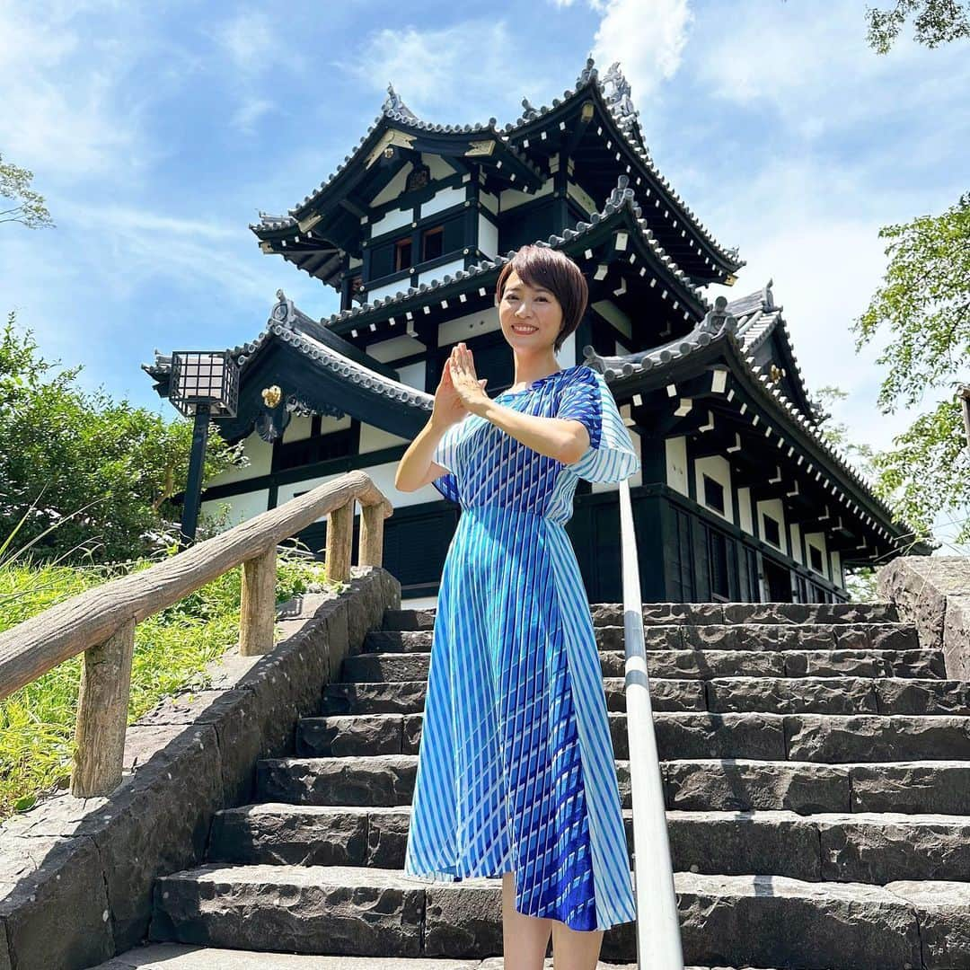 村井美樹のインスタグラム：「明日9/28(木) BS12 トゥエルビ 18:30～19:00 「NEXT TRIP #黄金KAIDO 」新潟編 の放送があります☺️  徳川家康ゆかりの金山をつなぐ歴史の道 黄金KAIDO（海道&街道）を葵の御紋帳を持って巡る旅。  旅も4回目。いよいよラストスパート！  新潟県の旅は、新潟屈指の名城 #高田城 からスタート🏯 三重櫓の展望室から上越の町と雄大な山々を堪能します。  鉄道発祥の町である直江津。#直江津D51レールパーク に寄り道🚂。日本に2両しかないという #おいらん車 （建築限界測定車）の内部も見学させていただきました✨  #佐渡汽船 のフェリー⛴️で  #佐渡 へ向かい、#たらい舟 体験🚣　#万畳敷 の海岸では、日本海に沈む素敵な夕日との出会いが…🌅  そして、旅の最後は #佐渡金山 を訪れ、中央四県を結ぶ黄金KAIDOの旅を締めくくります😊  ２日目の衣装は佐渡の海🌊をイメージしたブルーのドットワンピース  @wildlily_daikanyama です。  #旅こけし も #新山真由美工人 のブルーこけし  ぜひご覧ください！ #nexttrip #村井美樹」