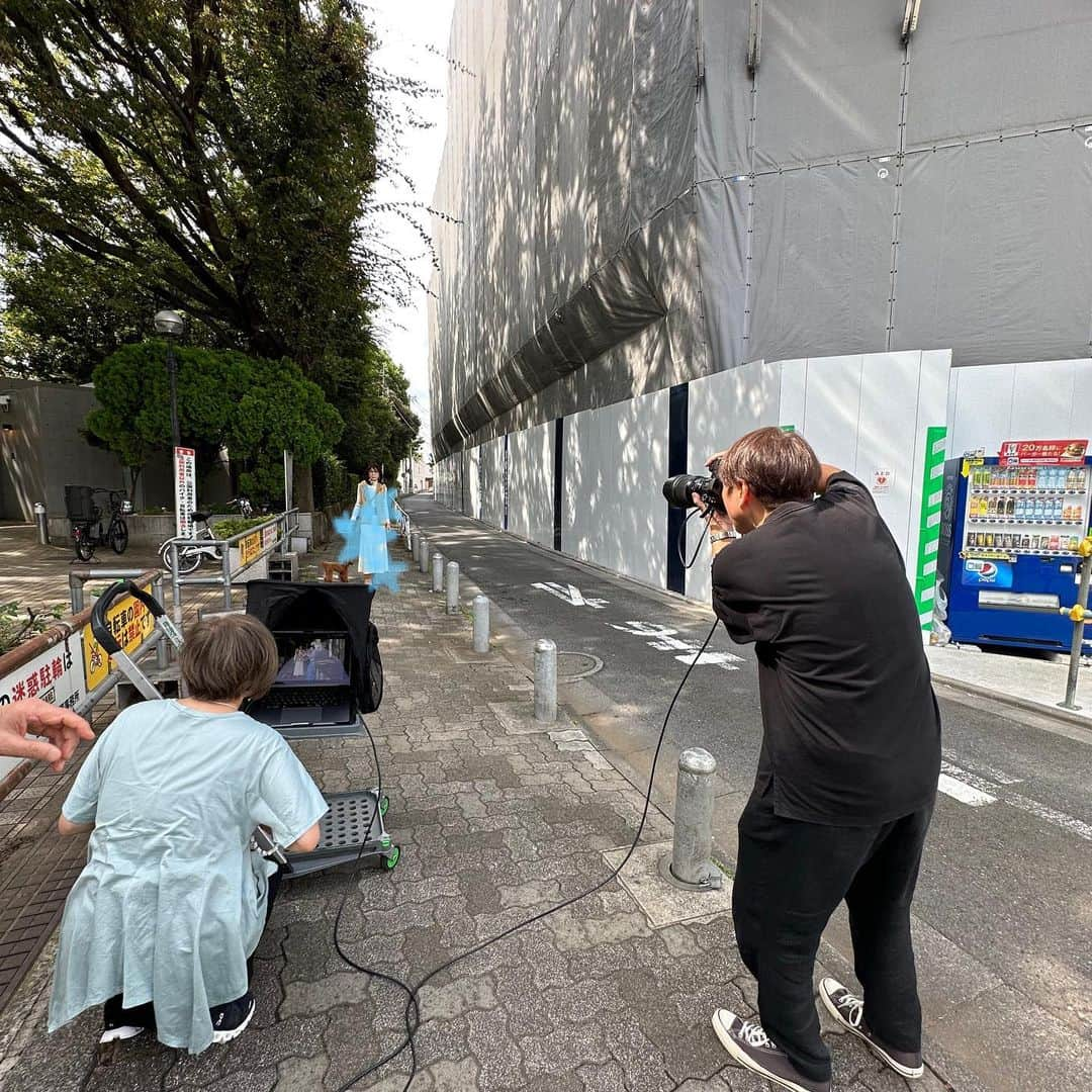 柏木由紀子さんのインスタグラム写真 - (柏木由紀子Instagram)「第二弾の本の撮影も佳境！昨日は20カット以上撮りました。年内発売できればと思っていますのでお楽しみに！ ご期待ください！  昨夜は写真のような ソフトクリームが無性に食べたかったのですが 疲労困憊で余力なく冷凍庫のとっておきハーゲンダッツをご褒美に。  季節の変わり目、みなさまご自愛ください！  　  #柏木由紀子ファッションクローゼット 好評発売中！ #楽天ブックスファッション部門1位獲得 #発売前重版 #坂本九音楽事務所 #坂本九 #坂本九柏木由紀子 #シニアファッション #シニア世代のファッション番長 #75歳 #70代コーディネート #60代コーディネート #50代コーディネート #柏木マダム #カシワギマダム #由紀子巻き #60代ヘアスタイル」9月27日 10時16分 - yukiko_kashiwagi