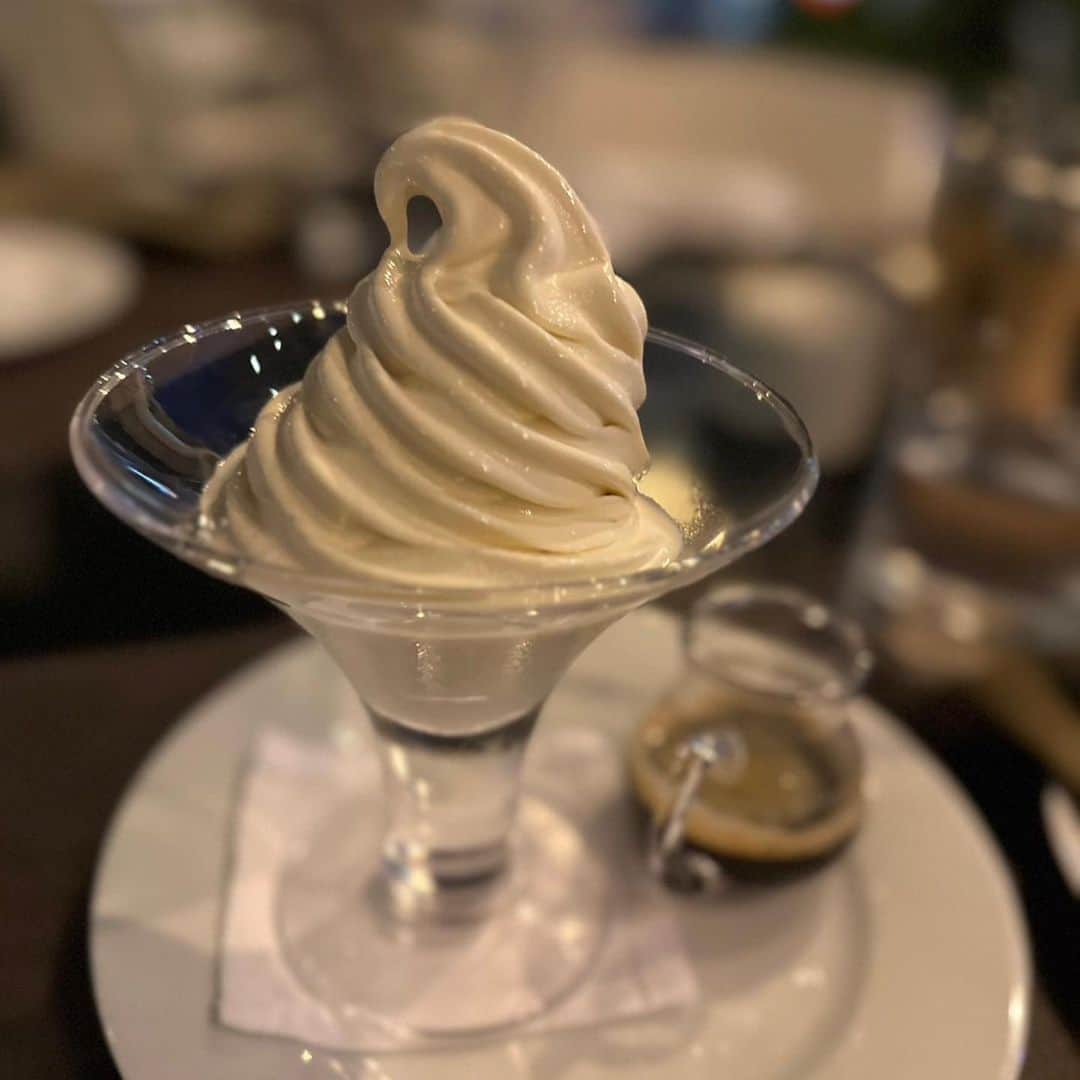 柏木由紀子さんのインスタグラム写真 - (柏木由紀子Instagram)「第二弾の本の撮影も佳境！昨日は20カット以上撮りました。年内発売できればと思っていますのでお楽しみに！ ご期待ください！  昨夜は写真のような ソフトクリームが無性に食べたかったのですが 疲労困憊で余力なく冷凍庫のとっておきハーゲンダッツをご褒美に。  季節の変わり目、みなさまご自愛ください！  　  #柏木由紀子ファッションクローゼット 好評発売中！ #楽天ブックスファッション部門1位獲得 #発売前重版 #坂本九音楽事務所 #坂本九 #坂本九柏木由紀子 #シニアファッション #シニア世代のファッション番長 #75歳 #70代コーディネート #60代コーディネート #50代コーディネート #柏木マダム #カシワギマダム #由紀子巻き #60代ヘアスタイル」9月27日 10時16分 - yukiko_kashiwagi