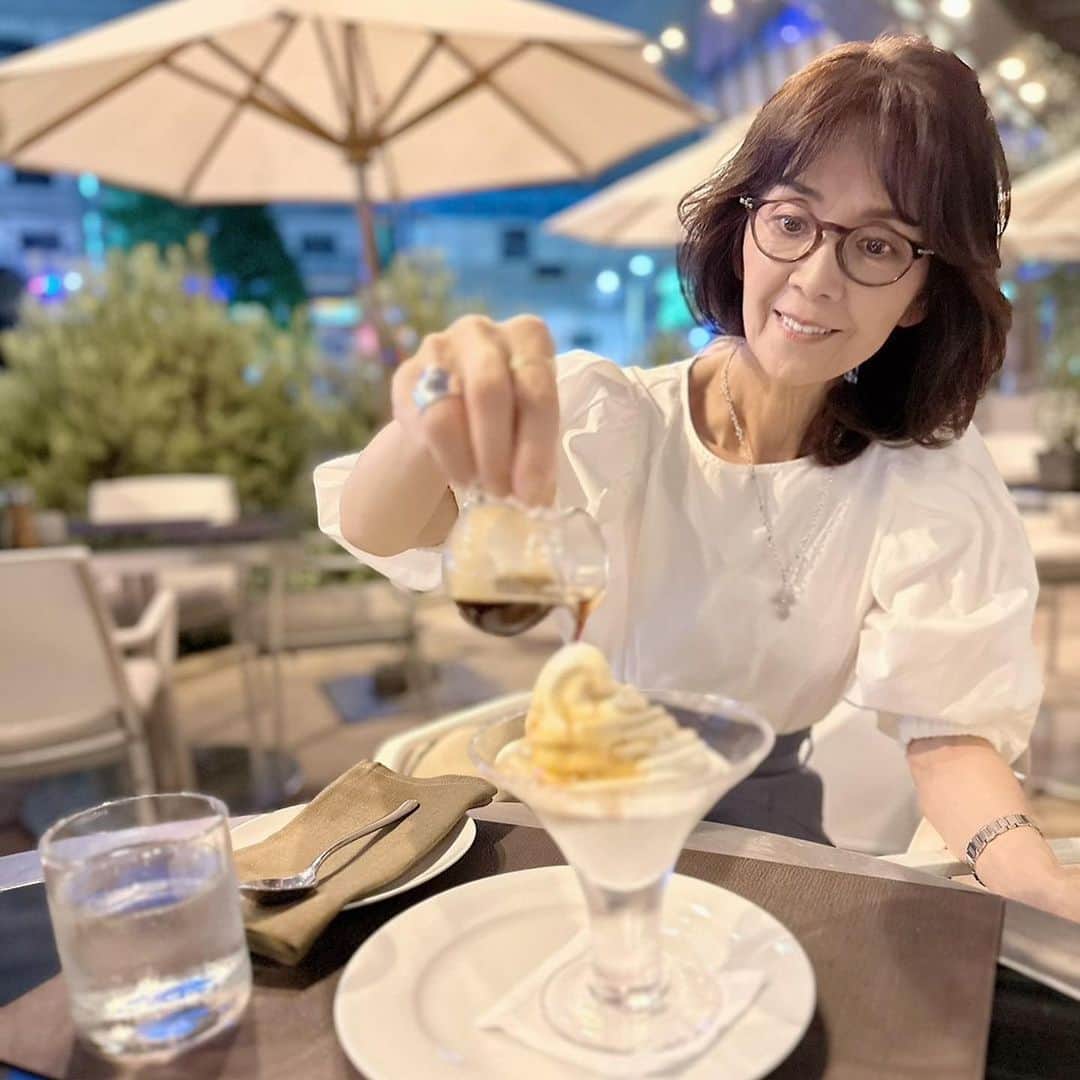 柏木由紀子のインスタグラム：「第二弾の本の撮影も佳境！昨日は20カット以上撮りました。年内発売できればと思っていますのでお楽しみに！ ご期待ください！  昨夜は写真のような ソフトクリームが無性に食べたかったのですが 疲労困憊で余力なく冷凍庫のとっておきハーゲンダッツをご褒美に。  季節の変わり目、みなさまご自愛ください！  　  #柏木由紀子ファッションクローゼット 好評発売中！ #楽天ブックスファッション部門1位獲得 #発売前重版 #坂本九音楽事務所 #坂本九 #坂本九柏木由紀子 #シニアファッション #シニア世代のファッション番長 #75歳 #70代コーディネート #60代コーディネート #50代コーディネート #柏木マダム #カシワギマダム #由紀子巻き #60代ヘアスタイル」