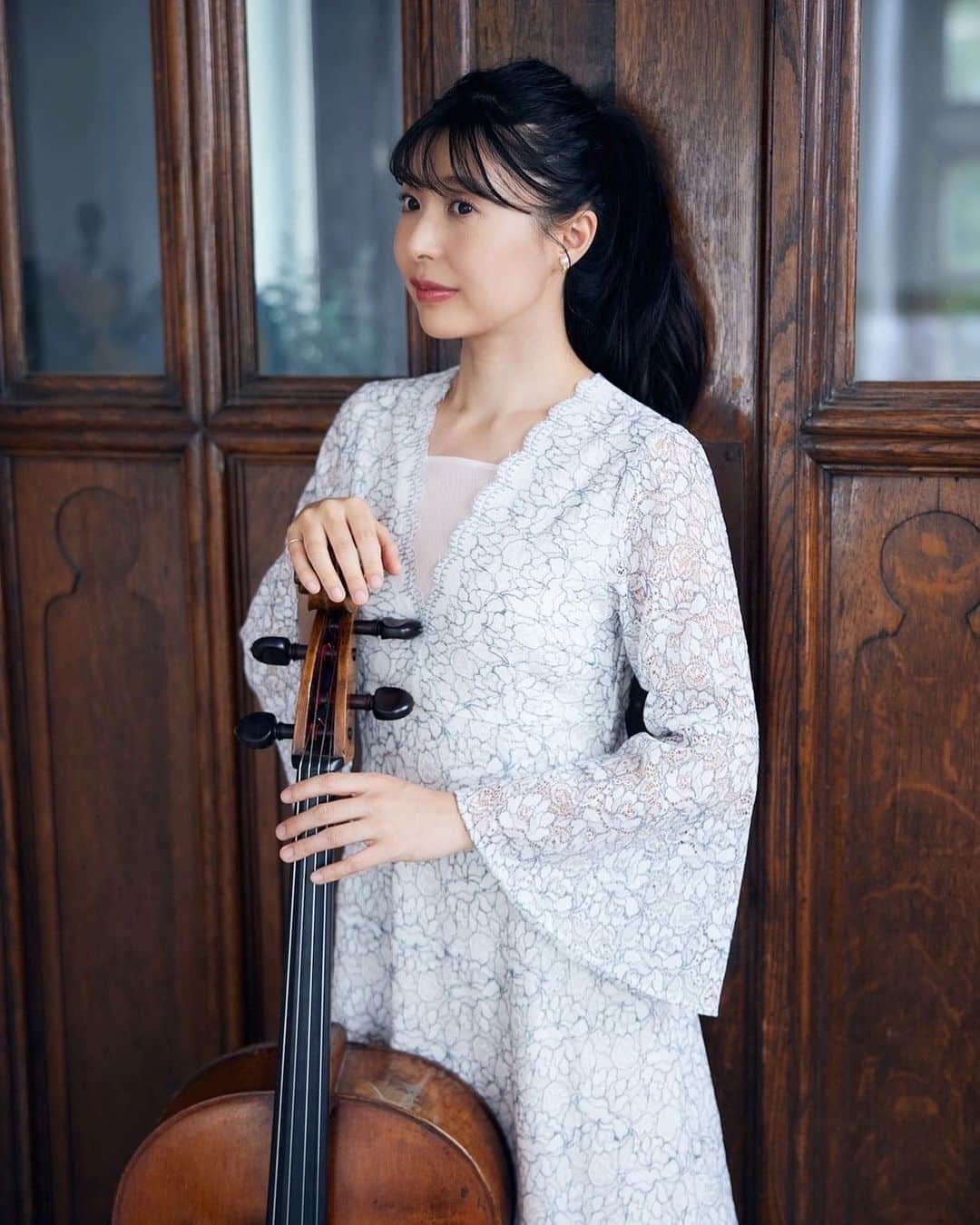 新倉瞳のインスタグラム：「音と服 A/W Collection 2023 来週から銀座三越にて始まります！  10月7日にはピアニスト三原未紗子さん @misakomihara  をお迎えして演奏イベントも♪  今回のドレスshooting📷 撮影は @takuya_matsumoto_ さん、メイクは @_wakanagoto さんでした❣️  #Repost @superior_closet_ginza  ・・・ 来週10月4日(水)から『音と服』-Precious Existence-始まります...👗  M×冨張愛さんcollaboration onepieceご試着、ご予約も承っております！  ご来店をお待ちしております♡  . 【Shop infomation】  ■M Maglie le cassetto POP UP SHOPオープン  『音と服』-Precious Existence- 日程: 10月4日(水)〜10月10日(火) 会場: 銀座三越 本館3階 GINZA STAGE  エムマーリエルカセットのPOPUP SHOPがオープン。 Precious Existenceをテーマに贅沢な気分を味わえる華やかさをプラスしたクチュールスタイルが登場。 大人気スタイリスト冨張愛さんとのコラボレーションでは、ワンピースの関東先行発売・POPUP先行カラーを発売。 また、世界でご活躍されているチェリスト新倉瞳氏プロデュースの演奏者の方へ向けたドレスの秋冬コレクションをご用意致します。 ぜひこの機会にお立ち寄りくださいませ。  ★SPECIAL EVENT★ ●「インスタライブ」 10月4日(水)20時半より@m_maglie_le_cassettoにて開催予定  ●新倉瞳氏 演奏会＆トークショー 10月7日(土)14時より ゲスト:ピアニスト　三原未紗子氏 会場:銀座三越店 本館9階 テラスルーム  ※イベント会場でお買い上げの方に先着で優先席チケットを配布いたします。  ●SPECIAL NOVELTY 税込¥41,800以上お買い上げのお客様に、ブランド10周年を記念したオリジナルバレッタをプレゼント！ ※数量限定　無くなり次第終了  期間中は、FLANDREメンバーズアプリのポイント+5%UP！  お得な機会に是非お立ち寄りください。  ◆お問い合わせ SUPERIOR CLOSET GINZA ‪‪0335637861‬‬  #SUPERIORCLOSET #m_maglie_le_cassetto  #maglie #maglielecasetto #ginza #collaboration #fashion #スーペリアクローゼット #エムマーリエルカセット#マーリエ #マーリエルカセット #コラボレーション #セミオケージョン #ロングドレス #ドレス #チェリスト #ぎんみつ　　　　　  #新倉瞳 さん#冨張愛 さん #銀座 #銀座三越 #音と服 #音楽家 #演奏家」