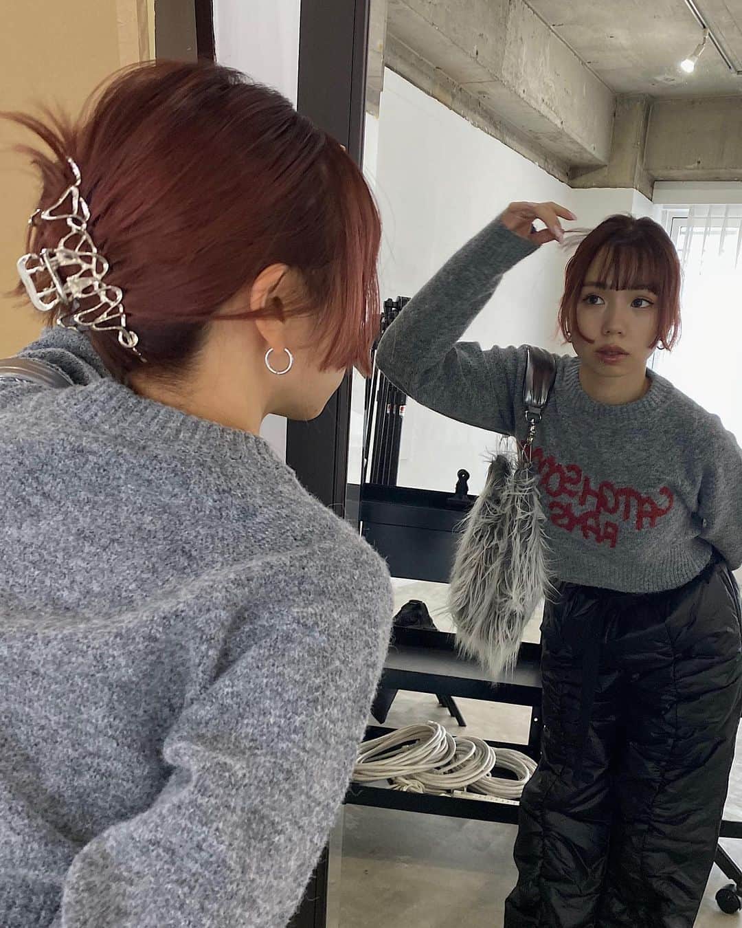 室原彩夏さんのインスタグラム写真 - (室原彩夏Instagram)「ㅤㅤㅤㅤㅤㅤㅤㅤㅤㅤㅤㅤㅤ 今週発売のknitはgrayがｽｷ 涼しくなってきたし今からめちゃくちゃ丁度いい厚みです❤️‍🔥 ㅤㅤㅤㅤㅤㅤㅤㅤㅤㅤㅤㅤㅤ コンパクトだから何にでも合うし 他のカラーも全部かわいくてｵｽｽﾒ👽💙 ㅤㅤㅤㅤㅤㅤㅤㅤㅤㅤㅤㅤㅤ 9/29新作入荷です ㅤㅤㅤㅤㅤㅤㅤㅤㅤㅤㅤㅤㅤ #LAGUAGEM」9月27日 10時13分 - muro_aya