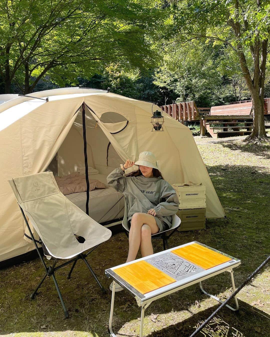 チェ・スルギさんのインスタグラム写真 - (チェ・スルギInstagram)「🏕️⛺️🍃💕   캠핑은 정말 매주 가고싶다아아 🧡 내가 너무 좋아하는  언니 어빠들이랑  우리밖에 없던 야영장에서  행복 힐링 🍃  이번 캠핑에서  어반그레이 아노락세뚜로 착장했는데  크으 !! 너무 예쁘고 편하고 >_<  캠핑 최적화 아웃도어의류  머리부터 발끝까지 모두 어반그레이  🖤🖤   #어반그레이 #캠핑 #야채캠핑」9月27日 10時13分 - angel9028