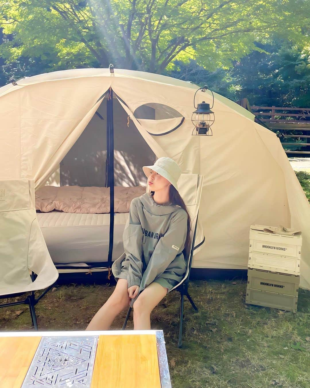 チェ・スルギのインスタグラム：「🏕️⛺️🍃💕   캠핑은 정말 매주 가고싶다아아 🧡 내가 너무 좋아하는  언니 어빠들이랑  우리밖에 없던 야영장에서  행복 힐링 🍃  이번 캠핑에서  어반그레이 아노락세뚜로 착장했는데  크으 !! 너무 예쁘고 편하고 >_<  캠핑 최적화 아웃도어의류  머리부터 발끝까지 모두 어반그레이  🖤🖤   #어반그레이 #캠핑 #야채캠핑」