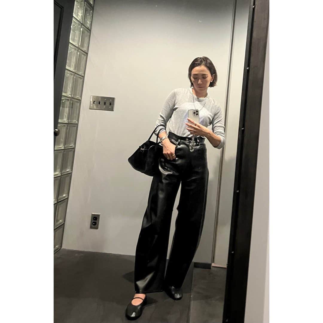 高橋志津奈のインスタグラム：「昨日は朝からよく喋り、途中体も動かし、そして最後編集部とまあまあな移動w . 涼しくなったのでエコレザーを。 . #shizunascoordinate」