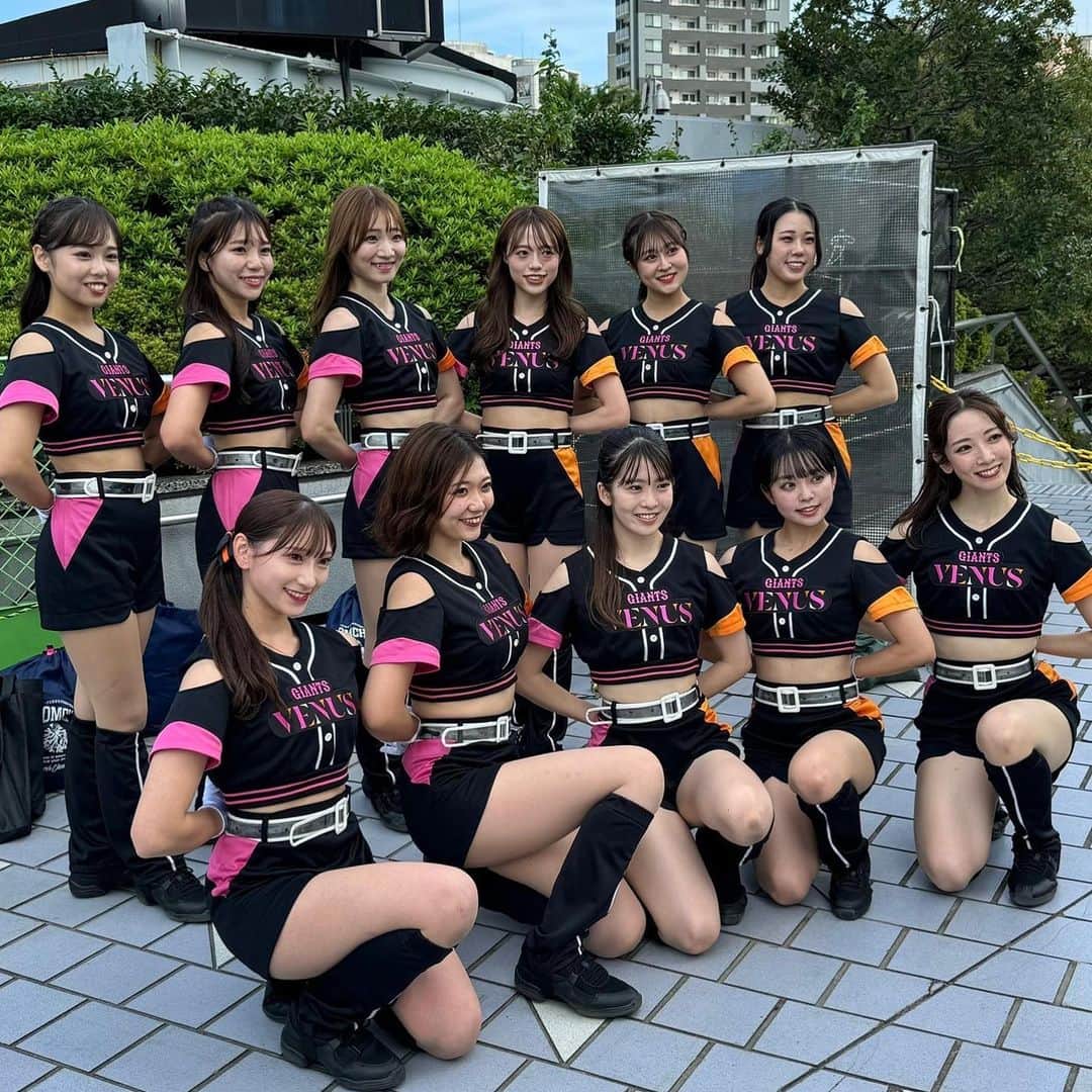 読売巨人軍公式マスコットガール「VENUS」さんのインスタグラム写真 - (読売巨人軍公式マスコットガール「VENUS」Instagram)「・ ◤イースタン・リーグin東京ドーム＆東京ドーム発表会◢  9/24は「イースタン・リーグ2023 in TOKYO DOME」が 行われました！  開業35周年の東京ドーム開催との事もあり、 コンコースやスタンド席、グループ座席までたくさんの 人で埋めつくされていました👏  いつもと違ったパフォーマンスや、 イニング間のイベントはどうでしたか？ なんと、3回裏の攻撃で3本のホームランで一挙8得点‼️ 皆さん、熱い応援ありがとうございました🙇🏻‍♀️✨  試合後は「ヴィーナスダンススクール 東京ドーム発表会」が 行われました👧🏻🩷 約700名のスクール生とヴィーナスとのダンスコラボは圧巻のパフォーマンスでした🧡 発表会を通じてダンスで応援する楽しさが伝わっていると嬉しいです！ これからも発表会やダンス向上に向けて日々のレッスン頑張りましょう👊🌟  後半戦も残りわずかです！ 最後の最後までジャイアンツを盛り上げましょう✨  #子ども #習い事 #キッズチア #子どもの習い事  #ジャイアンツ #giants #東京ドーム  #野球 #baseball #東京 #tokyo #ヴィーナス #チアダンス  #巨人 #venus #2023venus #チア #ダンス #奪回」9月27日 10時17分 - giants.venus