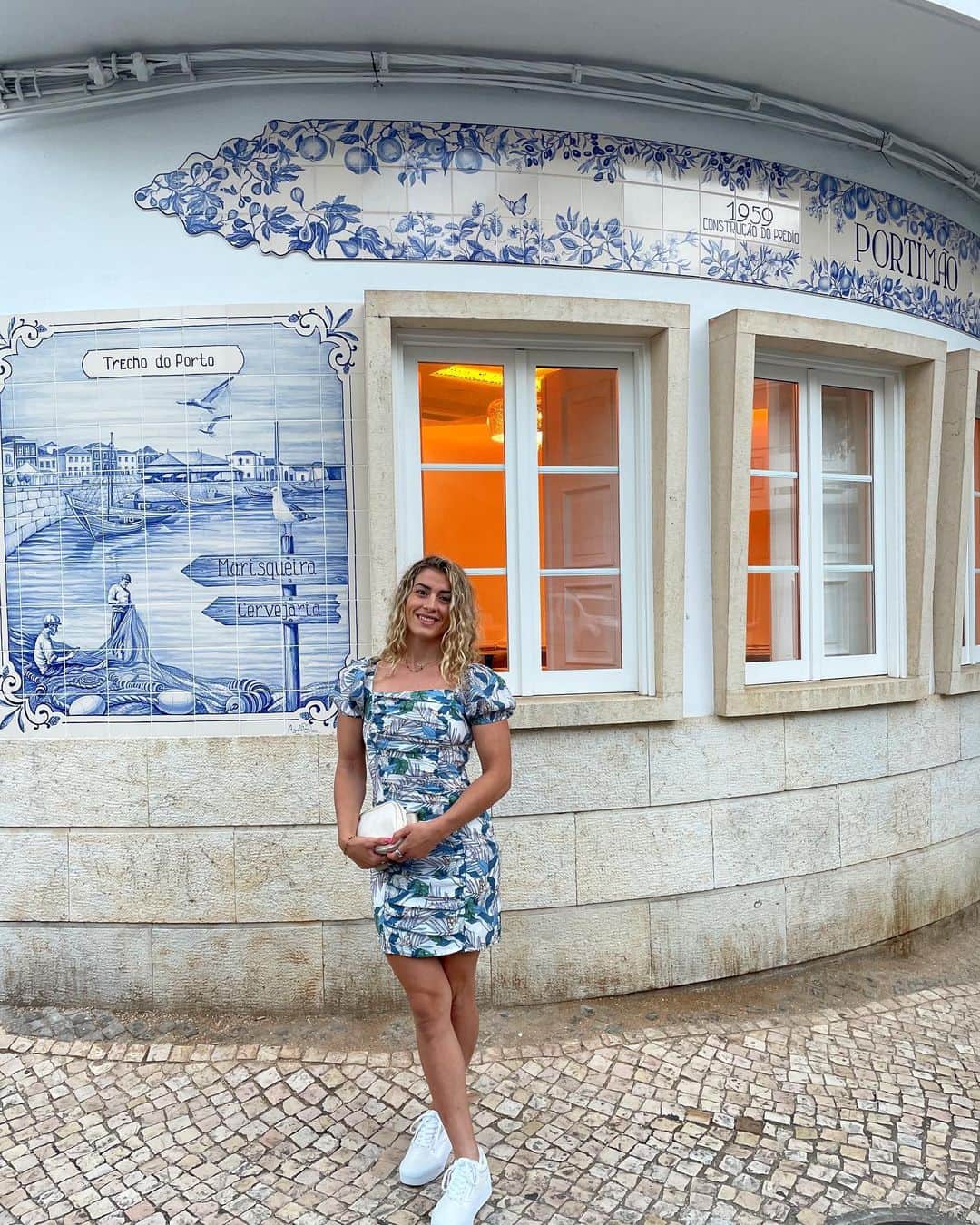 ヘレン・マロウリスのインスタグラム：「Just trying to match the vibes of Portimao, Portugal 💙💙💙」