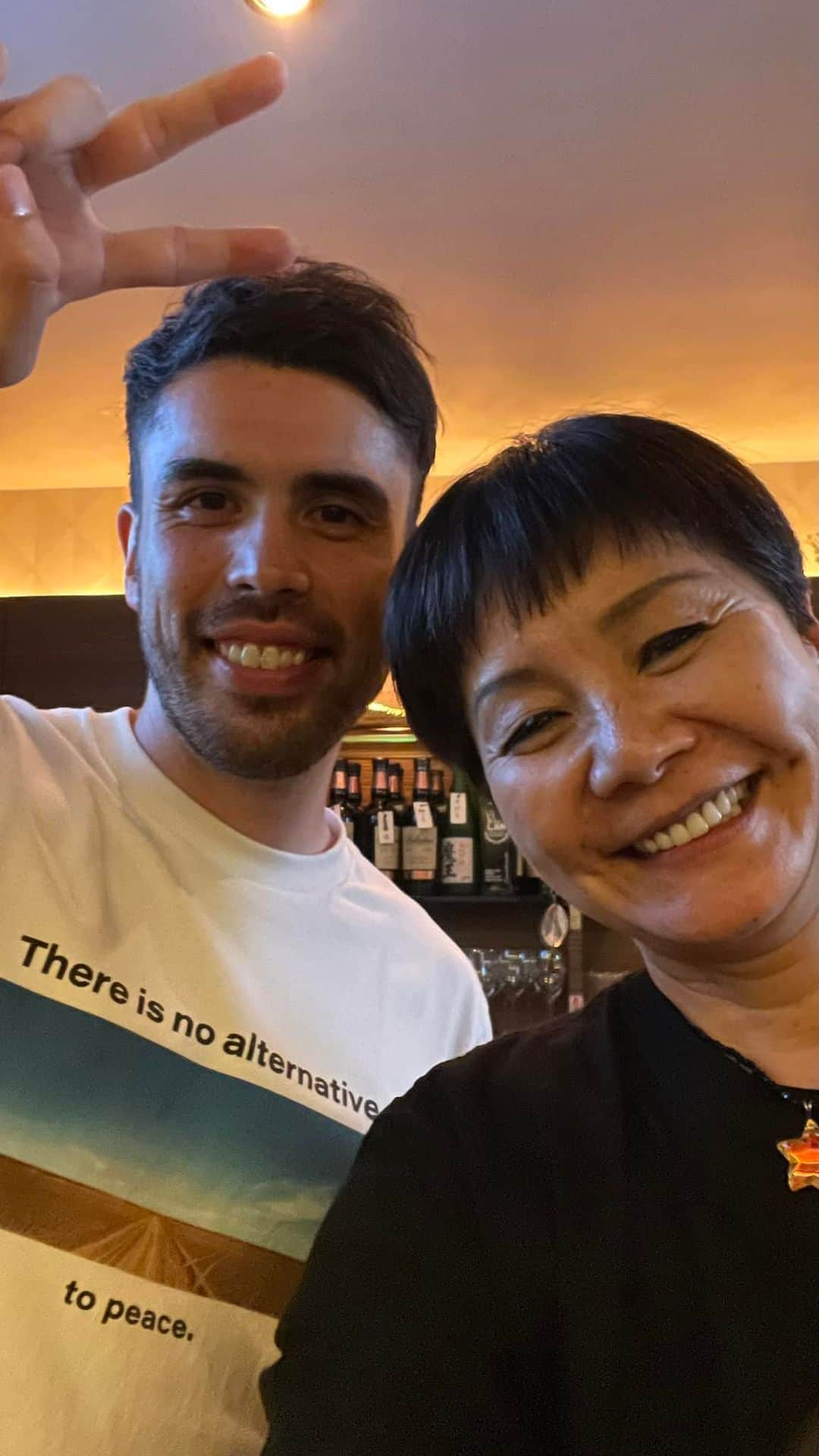 山本華世のインスタグラム：「土井レミイ杏利さん、ご来店‼️ありがとうございました。熱いハンドボール談義を指導者としてたけど、レミたんとして一曲、歌ってもらえた❤️ #ハンドボール #TikTok #指導者 #講習 #アスリート #福岡」