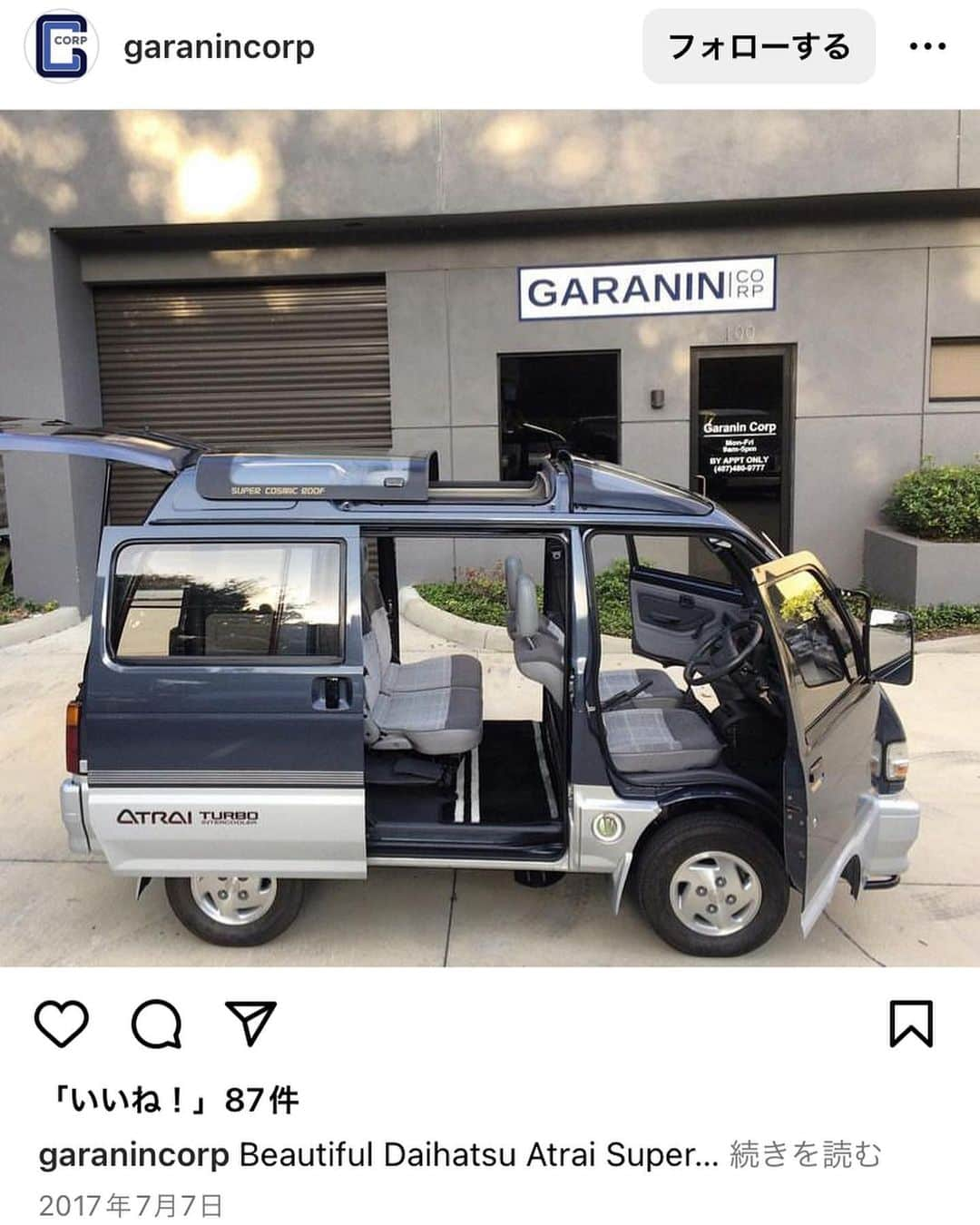 Boseさんのインスタグラム写真 - (BoseInstagram)「90年代の軽ワゴンが、車好きの中年男子にとって、今パーフェクトなチョイスなんじゃないかと思い、95年式ダイハツアトレーを購入しました！ 5速マニュアルの4WDターボで走りは軽快、イイ感じに未来っぽい絶妙なデザイン、コスミックルーフで屋根が空いたり、大胆な発想のシートアレンジも楽しく、まだまだ景気が良かった時代の贅沢な仕様も嬉しい。 もちろん荷物はめちゃくちゃ載るし、都会の狭い路地から高速道路まで余裕の走りにも大満足！ そして、安い！笑 インスタで探すと、国内よりも海外の人たちの方が、その魅力にビンビン来てるみたいですね。 ボディカラー、タイヤ、ホイールなんかを変えたり、この先のカスタムも無限の可能性あるし、とにかく最高です。 #daihatsuatrai #スウィンギンモータース」9月27日 10時19分 - bose_sdp