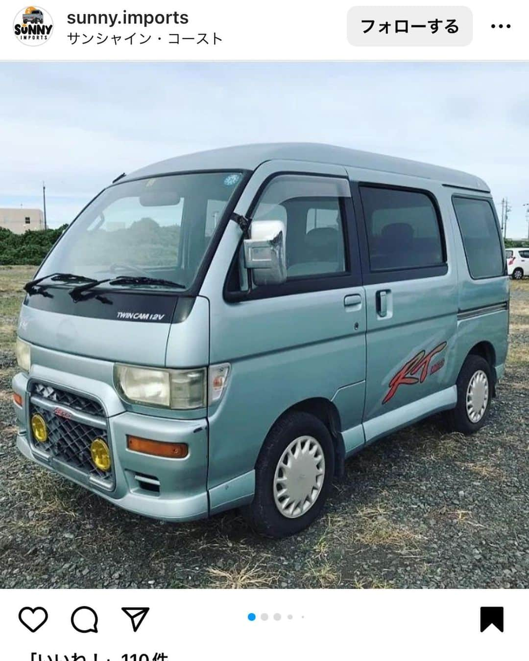 Boseさんのインスタグラム写真 - (BoseInstagram)「90年代の軽ワゴンが、車好きの中年男子にとって、今パーフェクトなチョイスなんじゃないかと思い、95年式ダイハツアトレーを購入しました！ 5速マニュアルの4WDターボで走りは軽快、イイ感じに未来っぽい絶妙なデザイン、コスミックルーフで屋根が空いたり、大胆な発想のシートアレンジも楽しく、まだまだ景気が良かった時代の贅沢な仕様も嬉しい。 もちろん荷物はめちゃくちゃ載るし、都会の狭い路地から高速道路まで余裕の走りにも大満足！ そして、安い！笑 インスタで探すと、国内よりも海外の人たちの方が、その魅力にビンビン来てるみたいですね。 ボディカラー、タイヤ、ホイールなんかを変えたり、この先のカスタムも無限の可能性あるし、とにかく最高です。 #daihatsuatrai #スウィンギンモータース」9月27日 10時19分 - bose_sdp