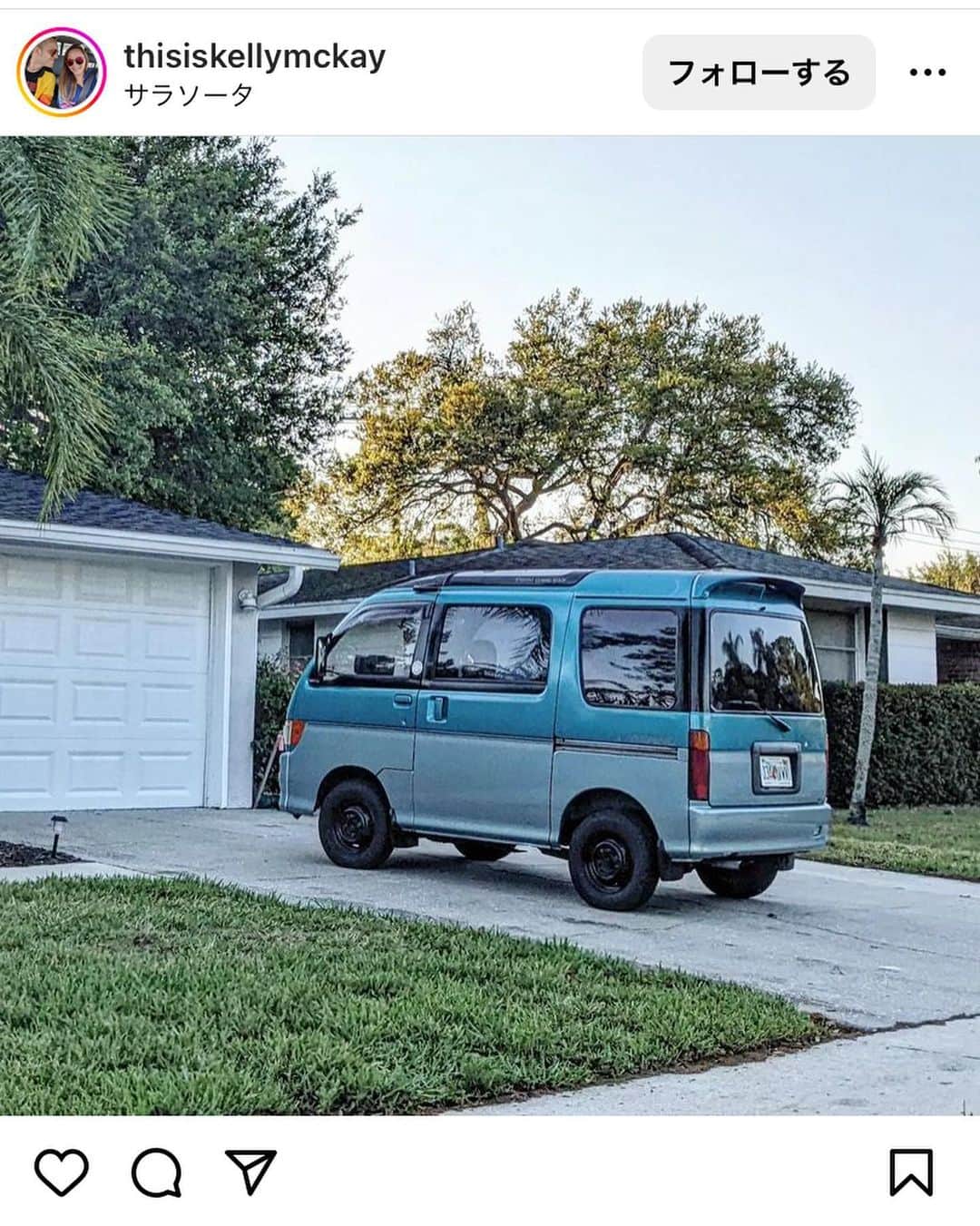 Boseさんのインスタグラム写真 - (BoseInstagram)「90年代の軽ワゴンが、車好きの中年男子にとって、今パーフェクトなチョイスなんじゃないかと思い、95年式ダイハツアトレーを購入しました！ 5速マニュアルの4WDターボで走りは軽快、イイ感じに未来っぽい絶妙なデザイン、コスミックルーフで屋根が空いたり、大胆な発想のシートアレンジも楽しく、まだまだ景気が良かった時代の贅沢な仕様も嬉しい。 もちろん荷物はめちゃくちゃ載るし、都会の狭い路地から高速道路まで余裕の走りにも大満足！ そして、安い！笑 インスタで探すと、国内よりも海外の人たちの方が、その魅力にビンビン来てるみたいですね。 ボディカラー、タイヤ、ホイールなんかを変えたり、この先のカスタムも無限の可能性あるし、とにかく最高です。 #daihatsuatrai #スウィンギンモータース」9月27日 10時19分 - bose_sdp