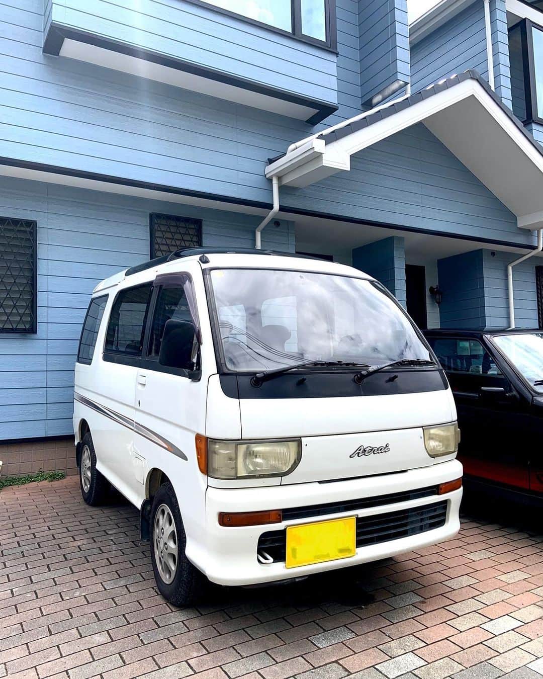 Boseのインスタグラム：「90年代の軽ワゴンが、車好きの中年男子にとって、今パーフェクトなチョイスなんじゃないかと思い、95年式ダイハツアトレーを購入しました！ 5速マニュアルの4WDターボで走りは軽快、イイ感じに未来っぽい絶妙なデザイン、コスミックルーフで屋根が空いたり、大胆な発想のシートアレンジも楽しく、まだまだ景気が良かった時代の贅沢な仕様も嬉しい。 もちろん荷物はめちゃくちゃ載るし、都会の狭い路地から高速道路まで余裕の走りにも大満足！ そして、安い！笑 インスタで探すと、国内よりも海外の人たちの方が、その魅力にビンビン来てるみたいですね。 ボディカラー、タイヤ、ホイールなんかを変えたり、この先のカスタムも無限の可能性あるし、とにかく最高です。 #daihatsuatrai #スウィンギンモータース」