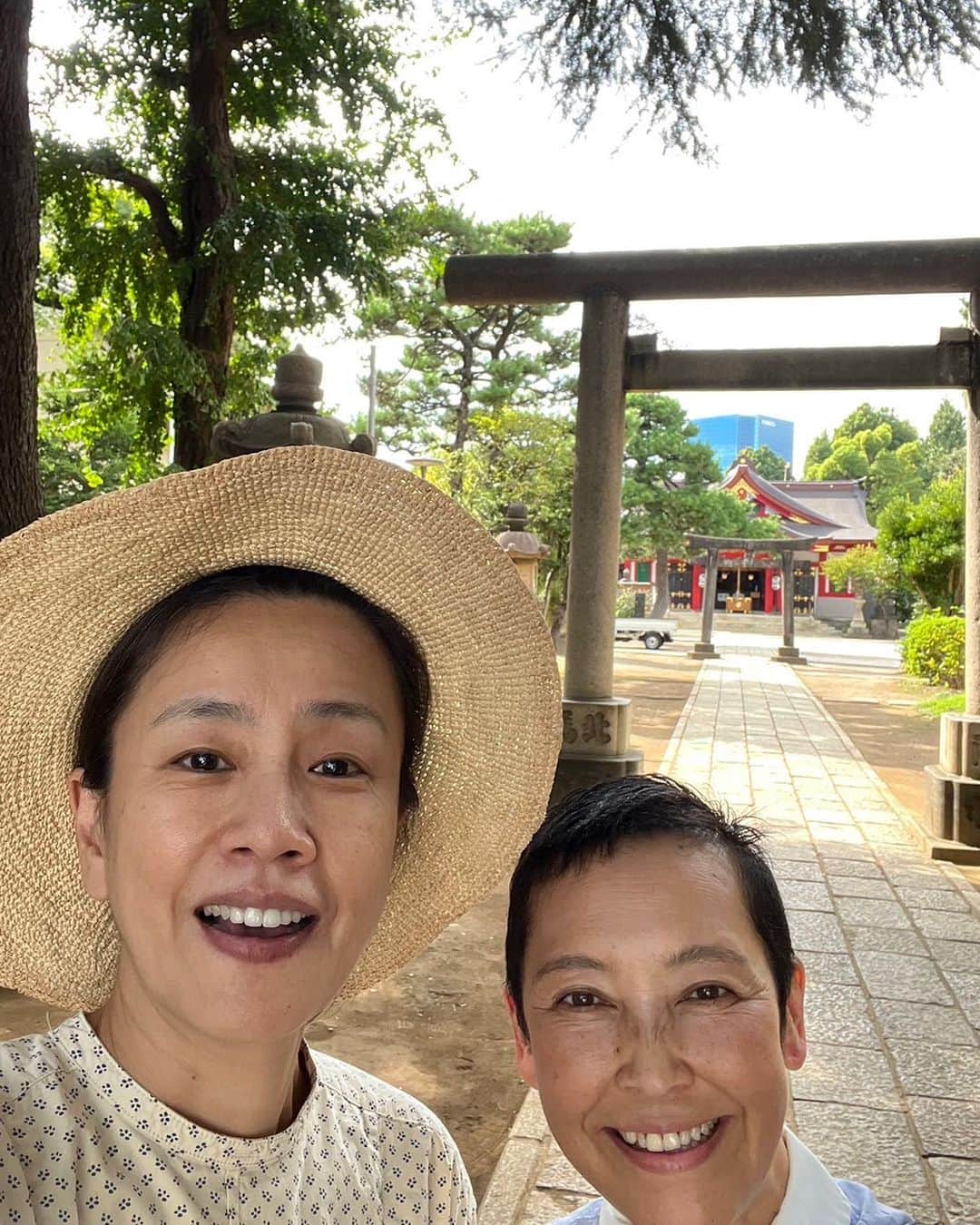 渡辺真起子さんのインスタグラム写真 - (渡辺真起子Instagram)「ユリちゃん。 久しぶりに会えた。 たった一度の長い旅では いろんなことが起こる。  嵐があったり、凪いたり、方向を間違えたり。  それぞれの舟は近づいたり離れたり。  ユリちゃんの舟と私の舟が、近づいた。 ユリちゃんは同じ海を空を星を旅しているんだ。  なんだか、わりと、 ユリちゃんの旅が私の旅を励ましている、よ。  ベリーショートのヘアスタイル とても似合っていて美しい。 ピカピカのユリちゃんだ。  私は寝起きで素っぴんハナハダしいが。 笑笑  楽しい時間をありがとう。  Thank you my dear friend. #下條ユリ  @yurishimojo」9月27日 10時20分 - watanabe_makiko