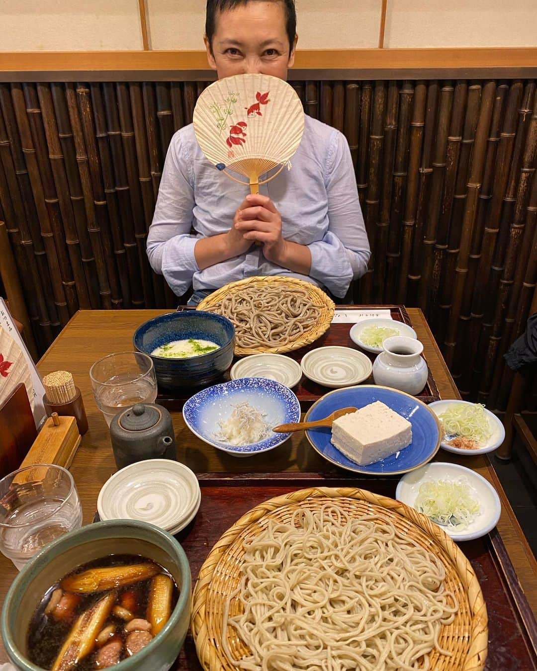 渡辺真起子さんのインスタグラム写真 - (渡辺真起子Instagram)「ユリちゃん。 久しぶりに会えた。 たった一度の長い旅では いろんなことが起こる。  嵐があったり、凪いたり、方向を間違えたり。  それぞれの舟は近づいたり離れたり。  ユリちゃんの舟と私の舟が、近づいた。 ユリちゃんは同じ海を空を星を旅しているんだ。  なんだか、わりと、 ユリちゃんの旅が私の旅を励ましている、よ。  ベリーショートのヘアスタイル とても似合っていて美しい。 ピカピカのユリちゃんだ。  私は寝起きで素っぴんハナハダしいが。 笑笑  楽しい時間をありがとう。  Thank you my dear friend. #下條ユリ  @yurishimojo」9月27日 10時20分 - watanabe_makiko