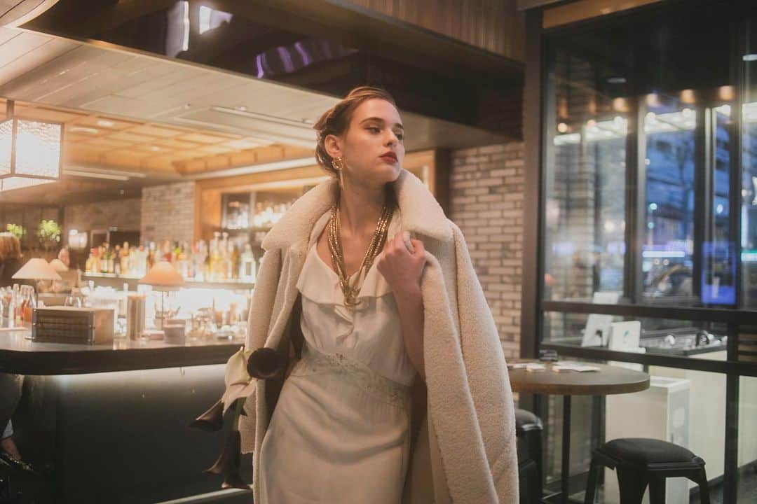 のインスタグラム：「・ ・ WEDDING CIRCUS14会場目となるNEW VENUE @the_knot_yokohama.wedding  横濱の街とともに息づく モダンデザイナーズホテル HOTEL THE KNOT YOKOHAMA  ありきたりな結婚式なら挙げなくてもいい そんなおふたりに ウェディングプランナー ドレススタイリスト フローリスト フォト&ムービーカメラマンらが 専属クリエイティブチームとなり これまでのホテルウェディングになかった 1日1組限定のCREATIVE WEDDING STORYを描きます  お料理は ミシュラン三つ星レストランで 腕を振るったTyler Burges氏が手がける ウェディングメニューでゲストに感動と笑顔を  “DINING×HOTEL×WEDDING”  ホテルだから叶う美食とおもてなし ホテルなのに叶う自由でクリエイティブなウェディング  世界に一つのWEDDING STORYが おふたりの大切なヒストリーになることを願って  HOTEL THE KNOT YOKOHAMA WEDDING  ご見学は随時承っております WEDDING FAIRは @the_knot_yokohama.wedding にてご案内中 ______________________________________ #theknotyokohama #hotelwedding #weddingfair #bridalproduce #renovationhotel #restaurantwedding  #weddingflower #bridal #wedding #2023wedding #weddingdirection #originalwedding #yokohamahotelwedding #yokohamawedding #2024wedding #花嫁  #プレ花嫁 #オリジナルウェディング #結婚式場 #結婚式 #結婚式準備 #結婚式アイデア #ウェディングフォト #1日1組貸切wedding #ホテルウェディング #横浜ホテルウェディング #横浜ウェディング #横浜式場探し #ウェディングフェア  #ブライダルフェア」
