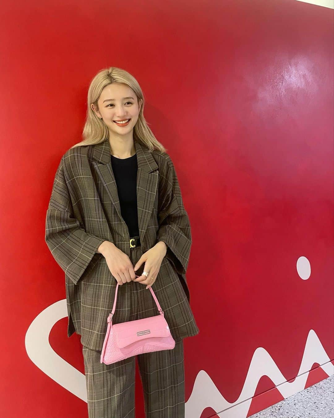 優木望未のインスタグラム：「OOTD 秋のチェック柄着たくなるの不思議🐻🕸️🕷️  本日も月一のコルギメンテナンス  @crysta_nagoya   顔だけじゃなく頭から脚先まで老廃物が流れる感じがして身体も軽くなるの🌛贅沢な時間♡」