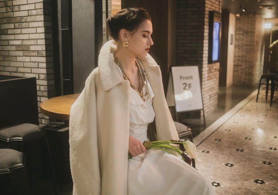 のインスタグラム：「・ ・ WEDDING CIRCUS14会場目となるNEW VENUE @the_knot_yokohama.wedding  横濱の街とともに息づく モダンデザイナーズホテル HOTEL THE KNOT YOKOHAMA  ありきたりな結婚式なら挙げなくてもいい そんなおふたりに ウェディングプランナー ドレススタイリスト フローリスト フォト&ムービーカメラマンらが 専属クリエイティブチームとなり これまでのホテルウェディングになかった 1日1組限定のCREATIVE WEDDING STORYを描きます  お料理は ミシュラン三つ星レストランで 腕を振るったTyler Burges氏が手がける ウェディングメニューでゲストに感動と笑顔を  “DINING×HOTEL×WEDDING”  ホテルだから叶う美食とおもてなし ホテルなのに叶う自由でクリエイティブなウェディング  世界に一つのWEDDING STORYが おふたりの大切なヒストリーになることを願って  HOTEL THE KNOT YOKOHAMA WEDDING  ご見学は随時承っております WEDDING FAIRは @the_knot_yokohama.wedding にてご案内中 ______________________________________ #theknotyokohama #hotelwedding #weddingfair #bridalproduce #renovationhotel #restaurantwedding  #weddingflower #bridal #wedding #2023wedding #weddingdirection #originalwedding #yokohamahotelwedding #yokohamawedding #2024wedding #花嫁  #プレ花嫁 #オリジナルウェディング #結婚式場 #結婚式 #結婚式準備 #結婚式アイデア #ウェディングフォト #1日1組貸切wedding #ホテルウェディング #横浜ホテルウェディング #横浜ウェディング #横浜式場探し #ウェディングフェア  #ブライダルフェア」