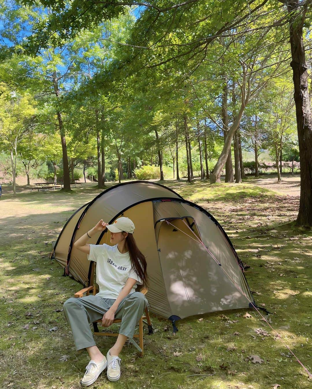 チェ・スルギのインスタグラム：「⛺️🏕️🌿💚   맨날 캠핑오면 대충 편한거 입었는데  어반그레이는  진짜 예뿌고 편하고  기능성 의류라 그런지  뭐 먹다가 잘 흘리는 나한테 최적화  😅😅😅  금방 물로 탁탁 해주니 바로닦이는 마법  이제 저는 어반그레이로  정착할래요 🖤🤎🖤🤎  #어반그레이 #캠핑 #야채캠핑」