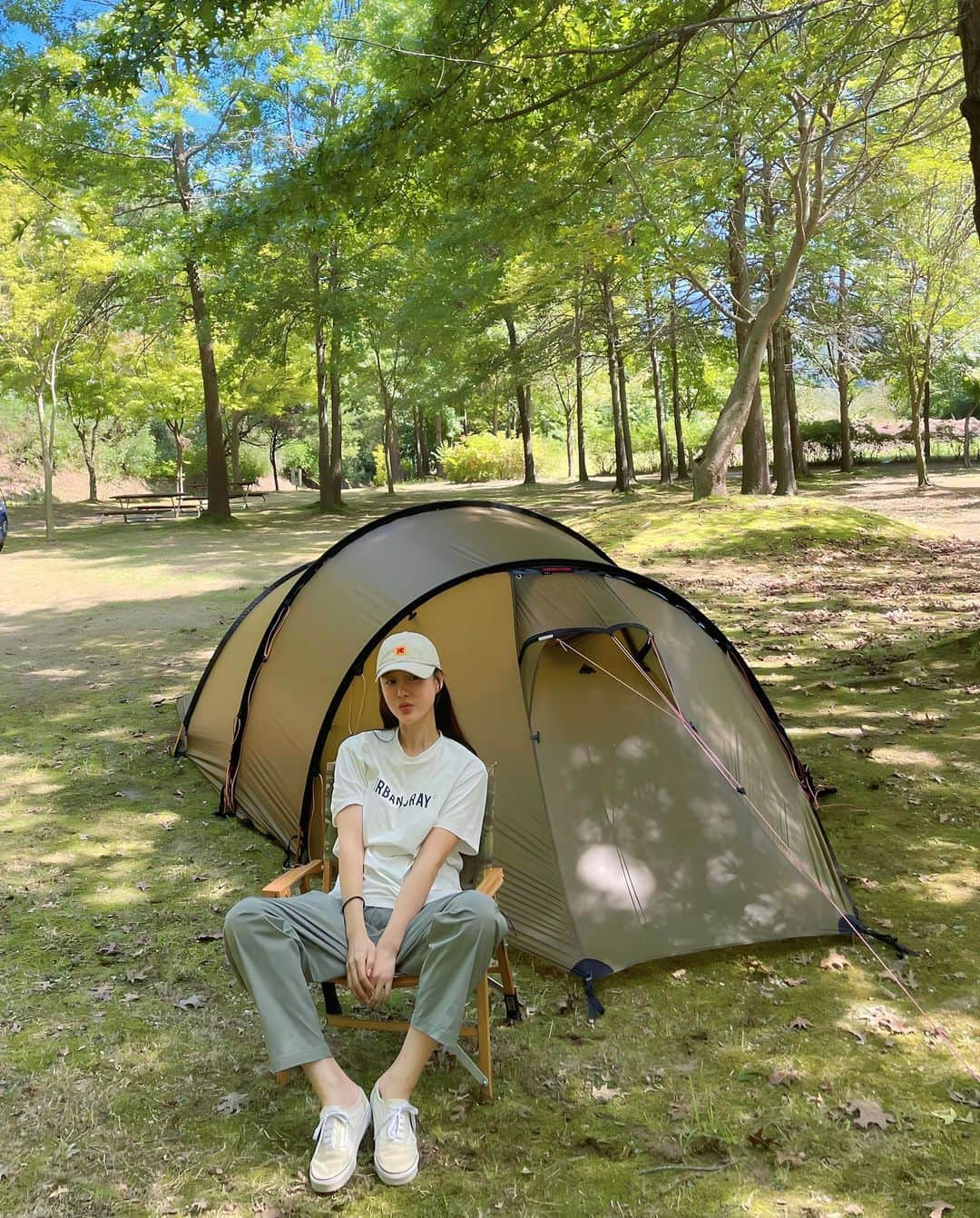 チェ・スルギさんのインスタグラム写真 - (チェ・スルギInstagram)「⛺️🏕️🌿💚   맨날 캠핑오면 대충 편한거 입었는데  어반그레이는  진짜 예뿌고 편하고  기능성 의류라 그런지  뭐 먹다가 잘 흘리는 나한테 최적화  😅😅😅  금방 물로 탁탁 해주니 바로닦이는 마법  이제 저는 어반그레이로  정착할래요 🖤🤎🖤🤎  #어반그레이 #캠핑 #야채캠핑」9月27日 10時34分 - angel9028