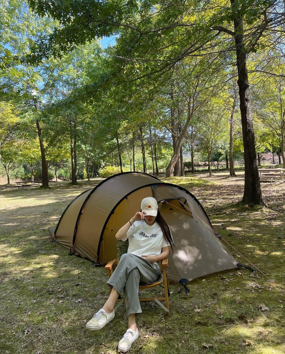 チェ・スルギさんのインスタグラム写真 - (チェ・スルギInstagram)「⛺️🏕️🌿💚   맨날 캠핑오면 대충 편한거 입었는데  어반그레이는  진짜 예뿌고 편하고  기능성 의류라 그런지  뭐 먹다가 잘 흘리는 나한테 최적화  😅😅😅  금방 물로 탁탁 해주니 바로닦이는 마법  이제 저는 어반그레이로  정착할래요 🖤🤎🖤🤎  #어반그레이 #캠핑 #야채캠핑」9月27日 10時34分 - angel9028