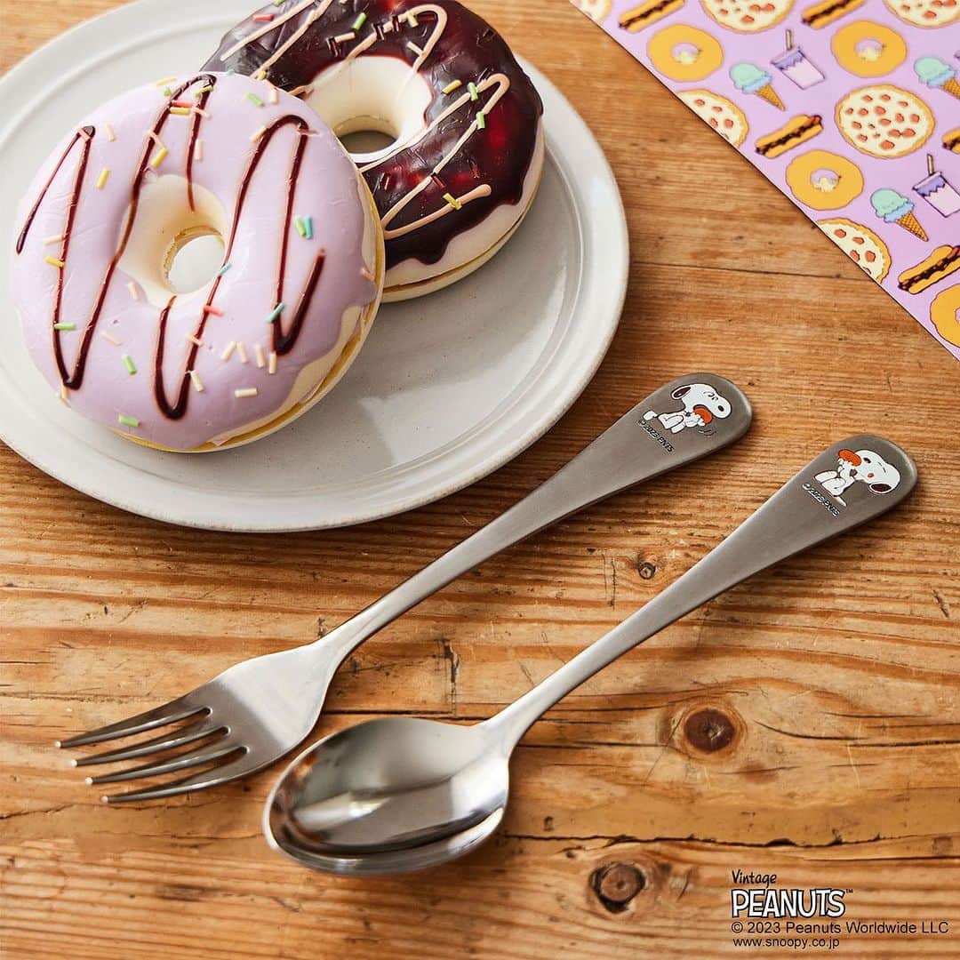 のインスタグラム：「9/27(水)10:00 START🤍✨ PLAZA オンラインストアにて8,000円(税込)以上お買い上げのお客様に先着で『カトラリーセット』(非売品)をプレゼント🎁 数量限定なのでお早めにチェックしてくださいね🥰  ※プレゼントは、PLAZA オンラインストアの全アイテムが対象です。 ※プレゼントは、1件のご注文につき1点のみとなります。 ※プレゼントはなくなり次第終了となります。 ※1回のお買い物が8,000円(税込)以上のご購入が対象となります。  #PEANUTS #SNOOPY #ピーナッツ #スヌーピー #カトラリー #プレゼントキャンペーン  #PLAZA #プラザ #MINiPLA #ミニプラ @plazastyle @snoopygrams」