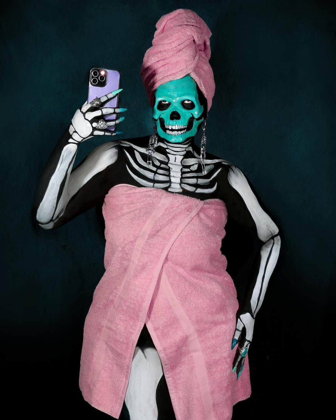 ヤスミナ・ダニエルさんのインスタグラム写真 - (ヤスミナ・ダニエルInstagram)「Waiting for that text back…. 💀🚿🧴  Swipe for a little video and Inspo image (if you know the artist let me know please)   @mehronmakeup paradise AQ black, white and teal  @nyxcosmetics sfx paint stick ‘midnight in LA’」9月27日 10時28分 - missjazminad